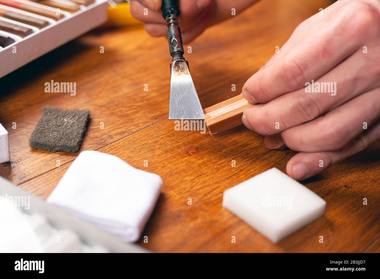 Kit d'outils de réparation de bois pour la restauration de parquet et de  stratifié crayons de cire pour l'étanchéité des rayures et des copeaux gros  plan Photo Stock - Alamy