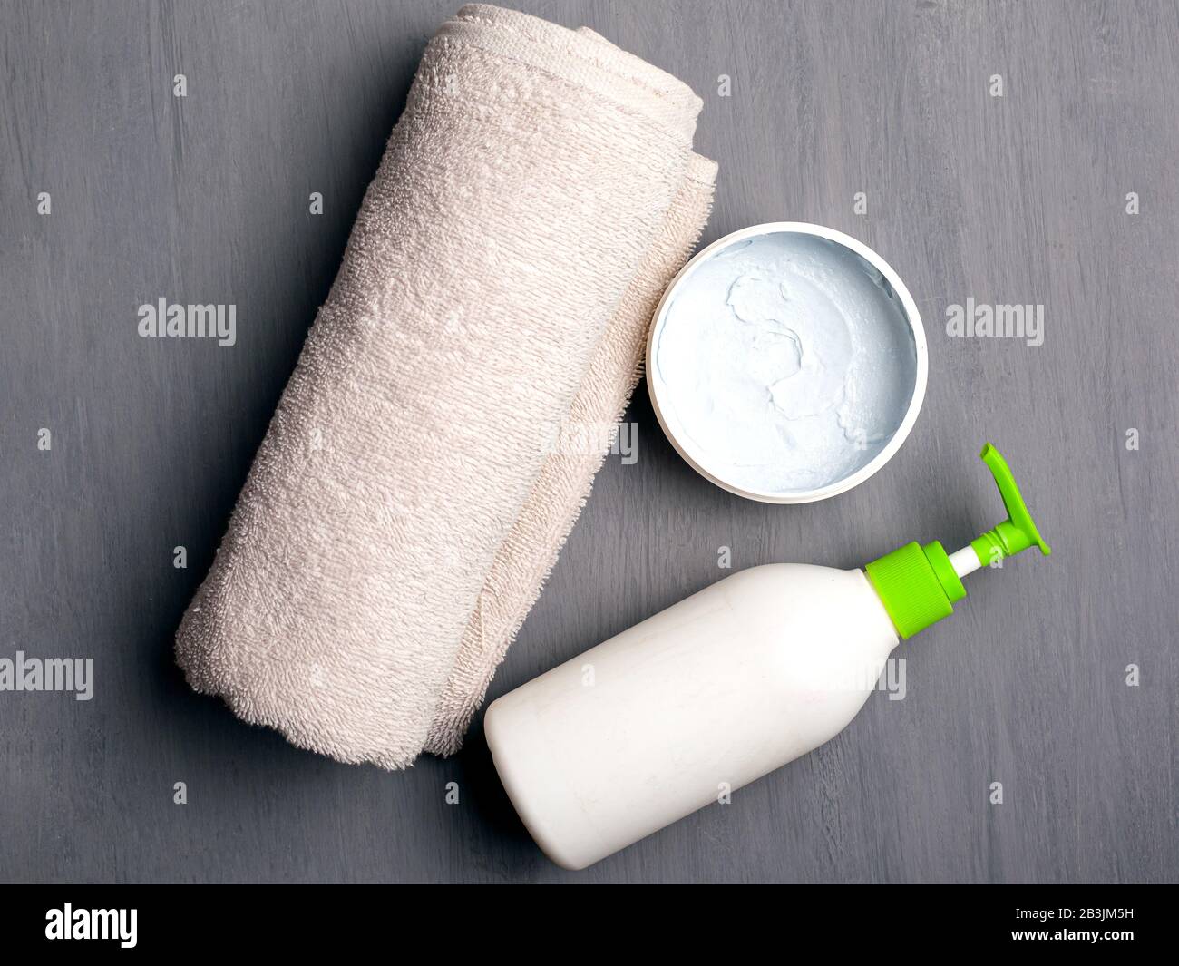 plat pond belle crème de composition spa et serviette sur fond gris. accessoires d'hygiène et de soin de la peau. Banque D'Images