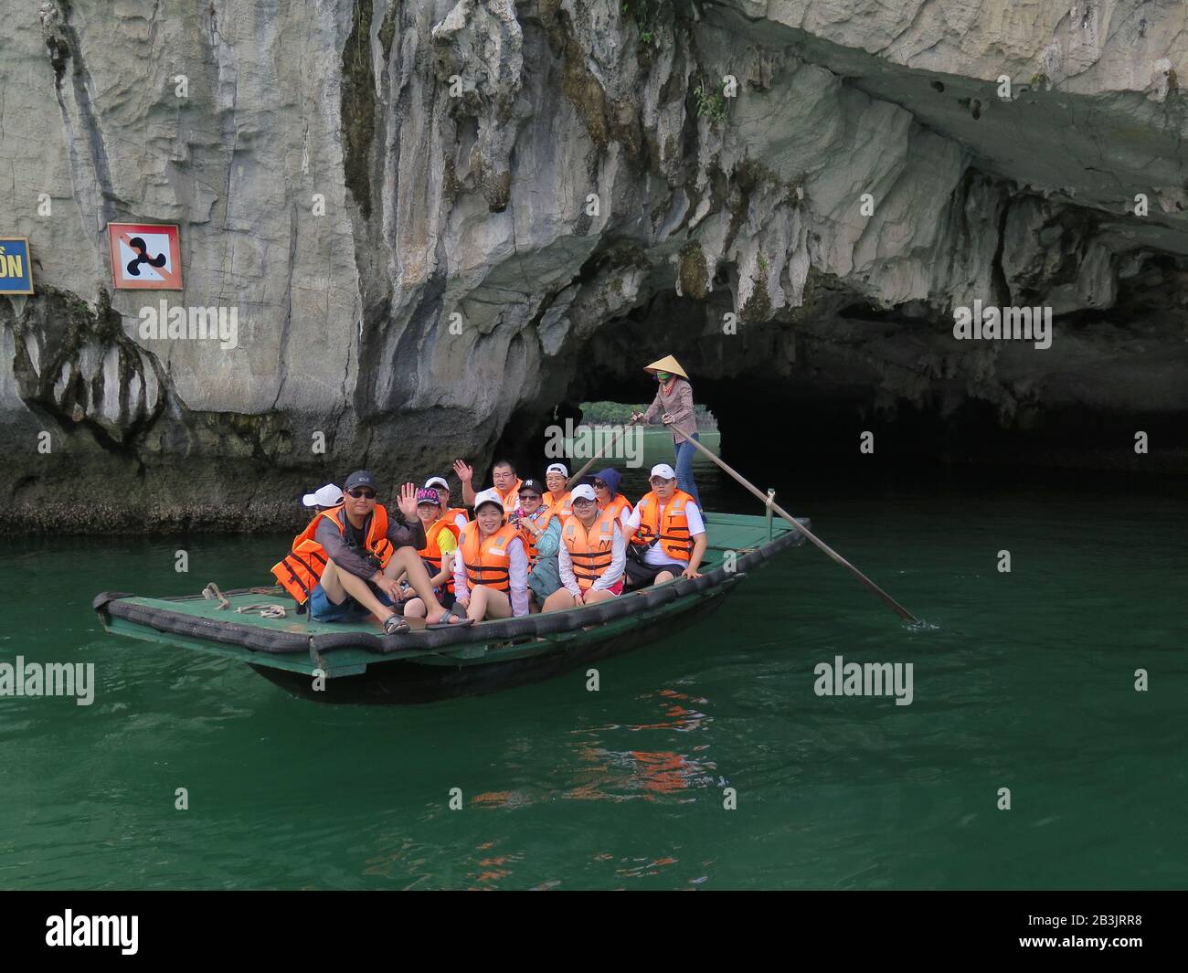 Ausflugsboot, Halong-Bucht, Vietnam Banque D'Images