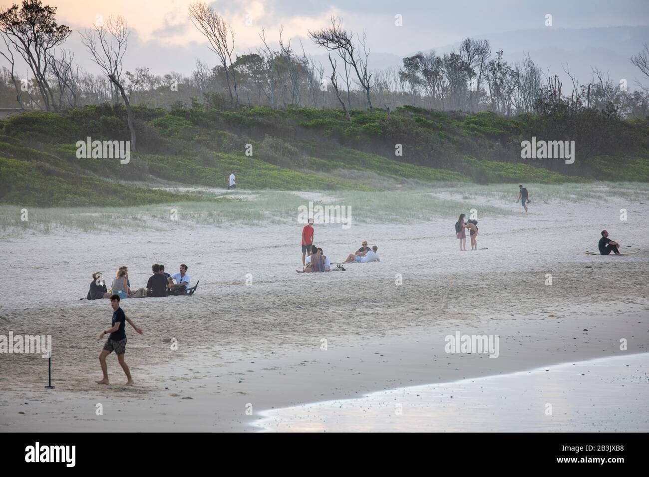 Cricket de plage au coucher du soleil sur la plage principale de Byron Bay, Nouvelle-Galles du Sud, Australie Banque D'Images