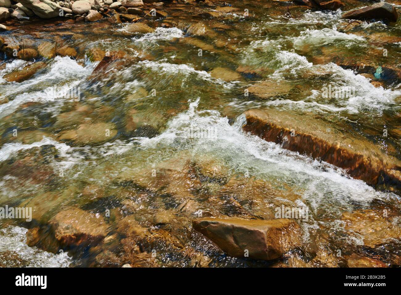 paysage, belle vue sur la rivière de montagne en été, eau et rochers à écoulement rapide, nature sauvage Banque D'Images