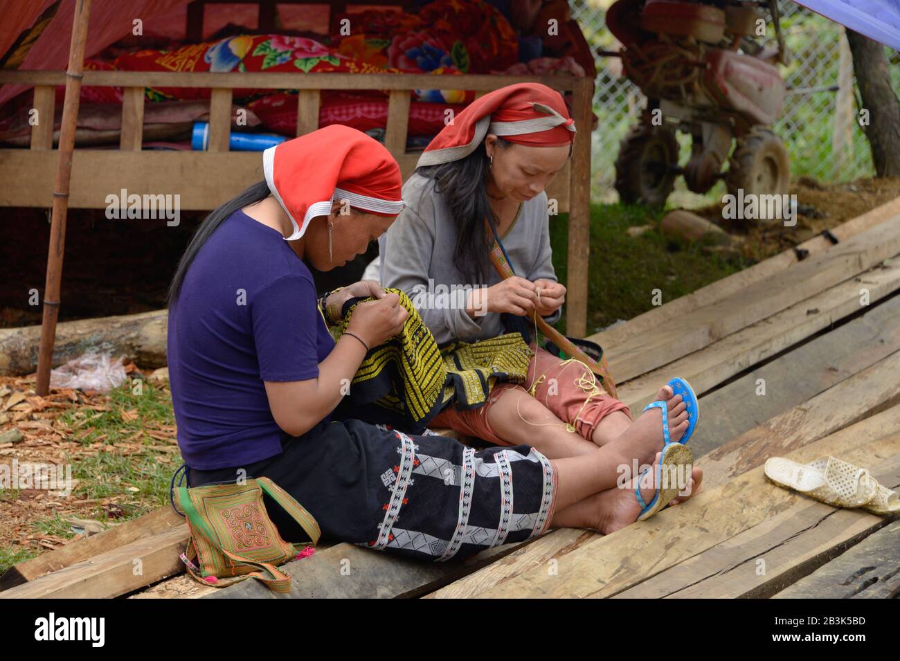 Frauen, Naeharbeit, Rote Hmong, Tha Pin, Vietnam Banque D'Images