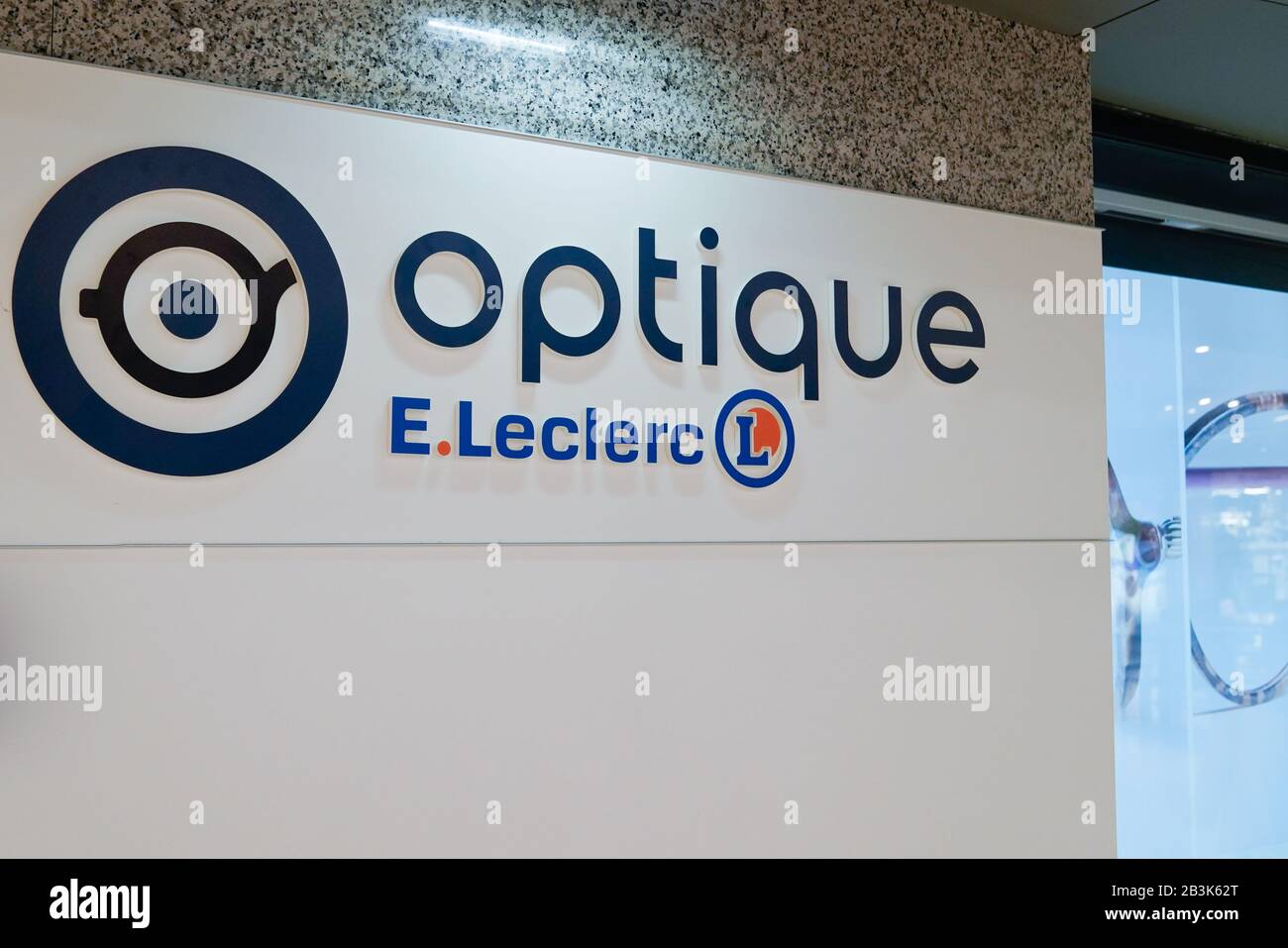 Bordeaux , Aquitaine / France - 02 01 2020 : e.leclerc logo optique  boutique de signes boutique lunettes opticien françaises Photo Stock - Alamy