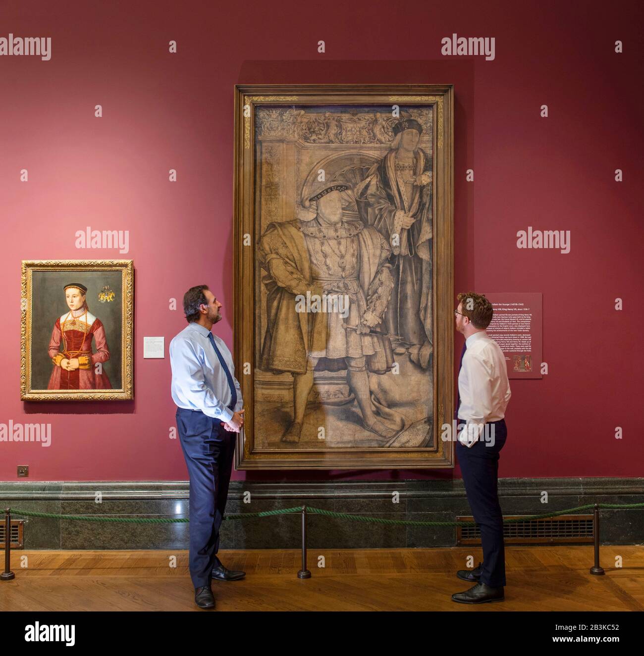 The National Gallery, Londres, Royaume-Uni. 2 mars 2020 (l'image A ÉTÉ SOUS EMBARGO jusqu'à 9 h 30 jeudi 5 mars 2020). Le fragile portrait de Henry VIII de Holbein, de taille vitale, en prêt de la National Portrait Gallery, est exposé dans la salle 2 de La National Gallery. Image : Directeur de la Galerie nationale Dr Gabriele Finaldi et Directeur de la Galerie nationale du Portrait Nicholas Cullinan aux côtés de l'œuvre : roi Henry VIII; roi Henry VII, Hans Holbein le plus jeune, encre et aquarelle sur papier, vers 1536-1537. Crédit : Malcolm Park/Alay Live News Banque D'Images