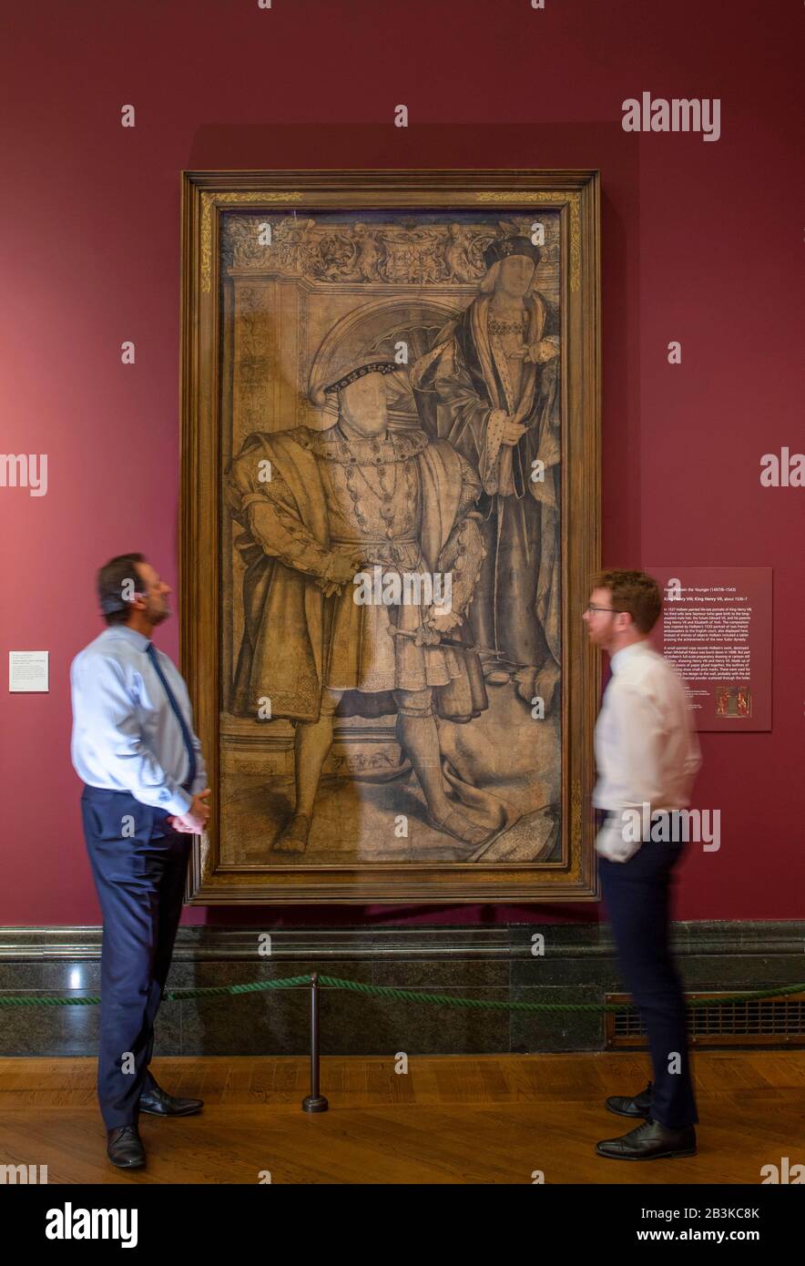 The National Gallery, Londres, Royaume-Uni. 2 mars 2020 (l'image A ÉTÉ SOUS EMBARGO jusqu'à 9 h 30 jeudi 5 mars 2020). Le fragile portrait Henry VIII de Holbein à l’encre et à l’aquarelle sur papier, en prêt de la National Portrait Gallery, est exposé dans la salle 2 de La National Gallery. Image : Directeur de la Galerie nationale Dr Gabriele Finaldi et Directeur de la Galerie nationale du Portrait Nicholas Cullinan aux côtés de l'œuvre : roi Henry VIII; roi Henry VII, Hans Holbein le jeune, encre et aquarelle, vers 1536-1537. Crédit : Malcolm Park/Alay Live News Banque D'Images