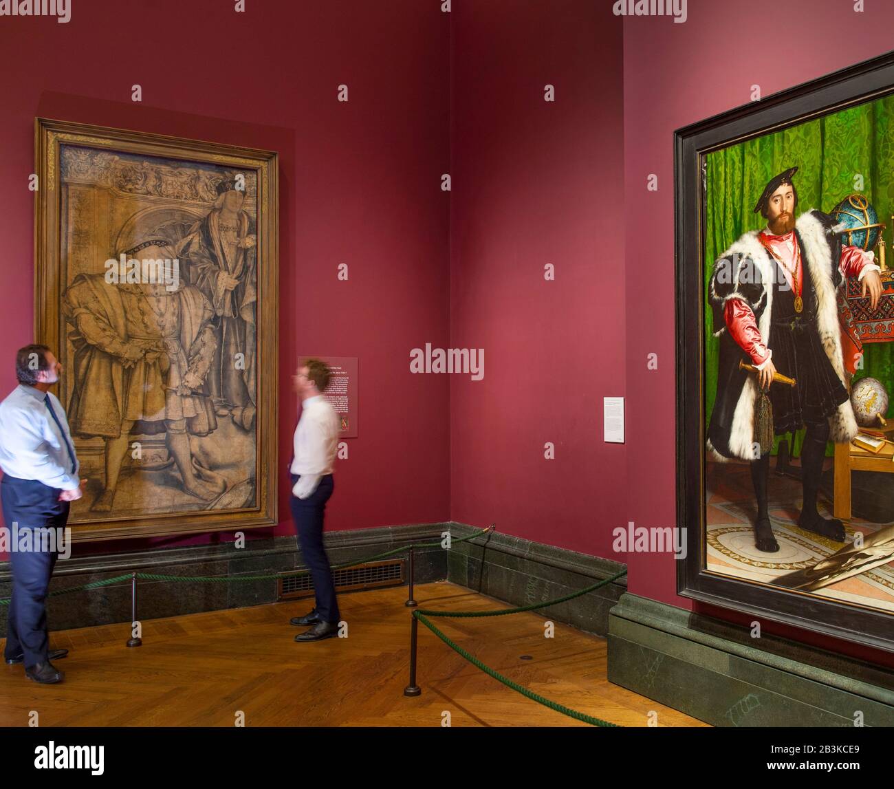 The National Gallery, Londres, Royaume-Uni. 2 mars 2020. (L'image A ÉTÉ SOUS EMBARGO jusqu'à 9 h 30 jeudi 5 mars 2020). Le fragile portrait Henry VIII de Holbein sur papier (à gauche), de la National Portrait Gallery, est exposé aux côtés Des ambassadeurs de Holbein à la National Gallery. Image : Dr Gabriele Finaldi, directeur de la National Gallery et Dr Nicholas Cullinan, directeur de la National Portrait Gallery entre Henry VIII et Henry VI de Holbein et les ambassadeurs de la nouvelle exposition Holbein à la National Gallery, Londres. Crédit : Malcolm Park/Alay Live News. Banque D'Images