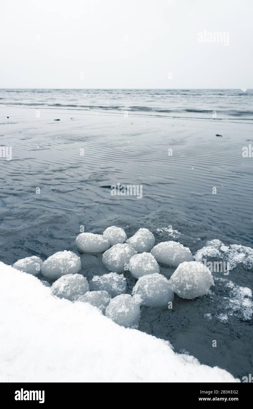 Boules de glace d'origine naturelle, côte verglacée du golfe de Finlande, Russie. Photo verticale bleu Banque D'Images