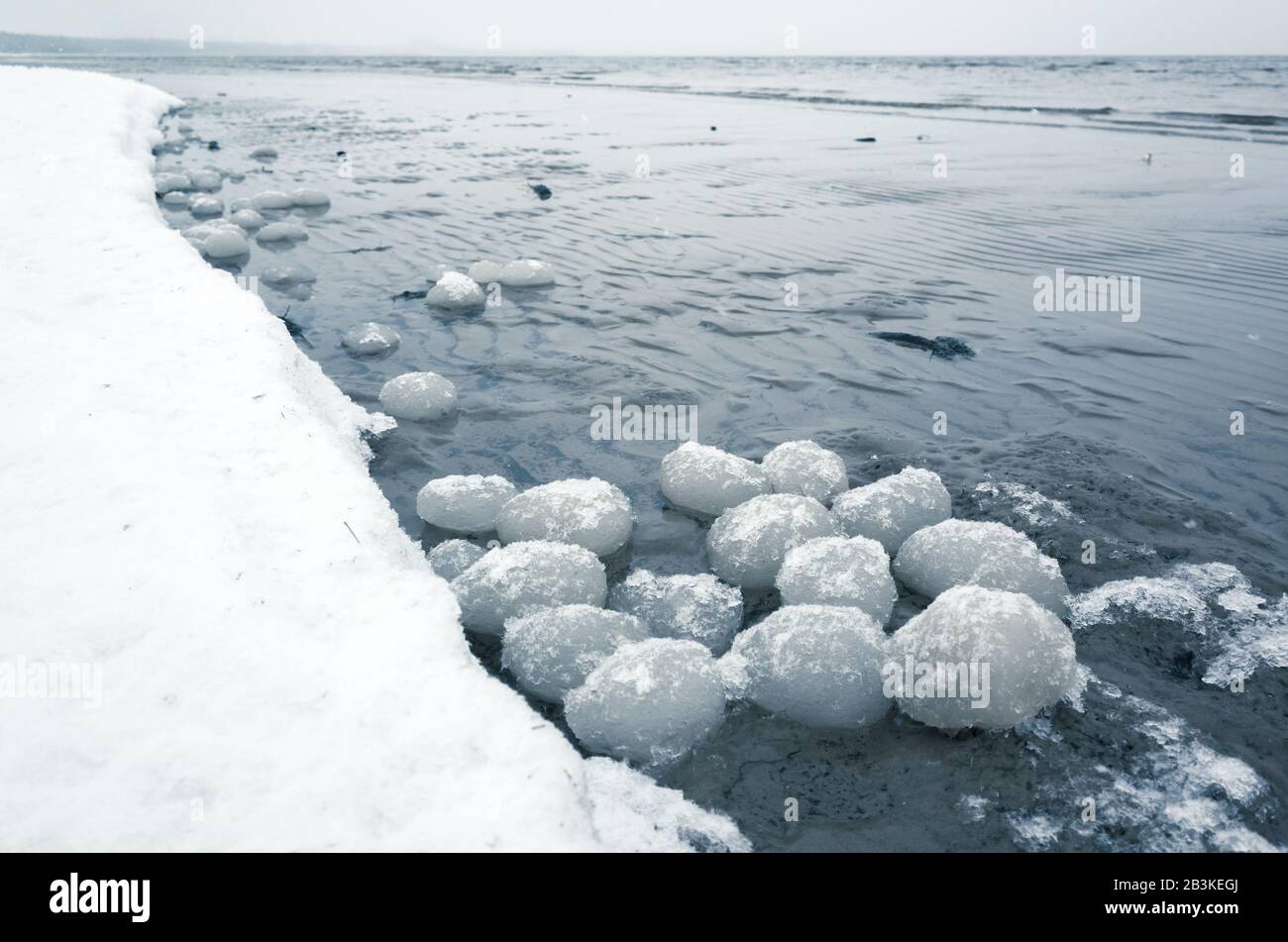 Boules de glace d'origine naturelle, côte verglacée du golfe de Finlande, Russie. Photo bleue Banque D'Images