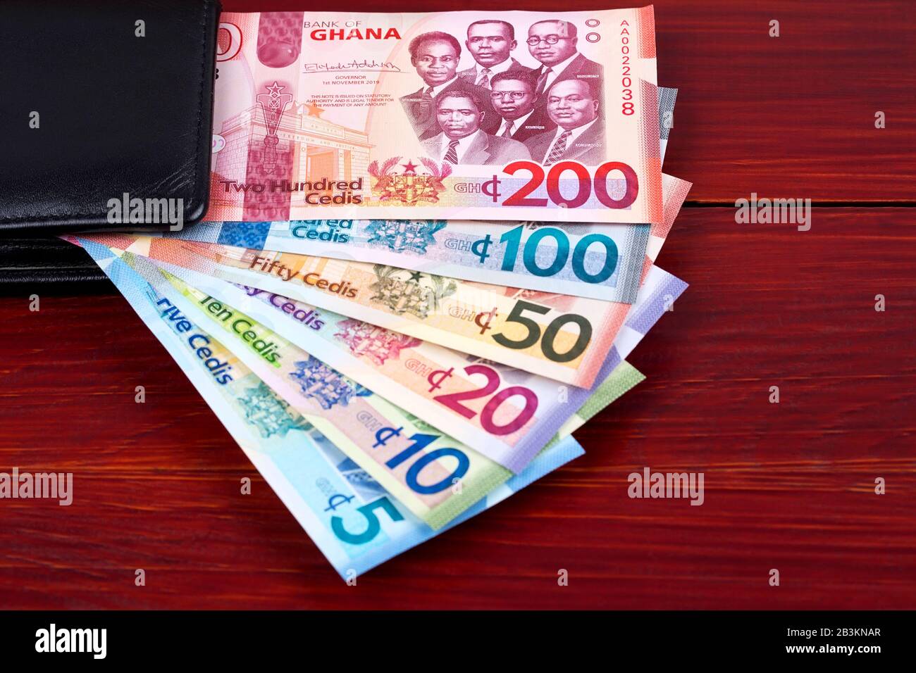 L'argent du Ghana dans le portefeuille noir Banque D'Images