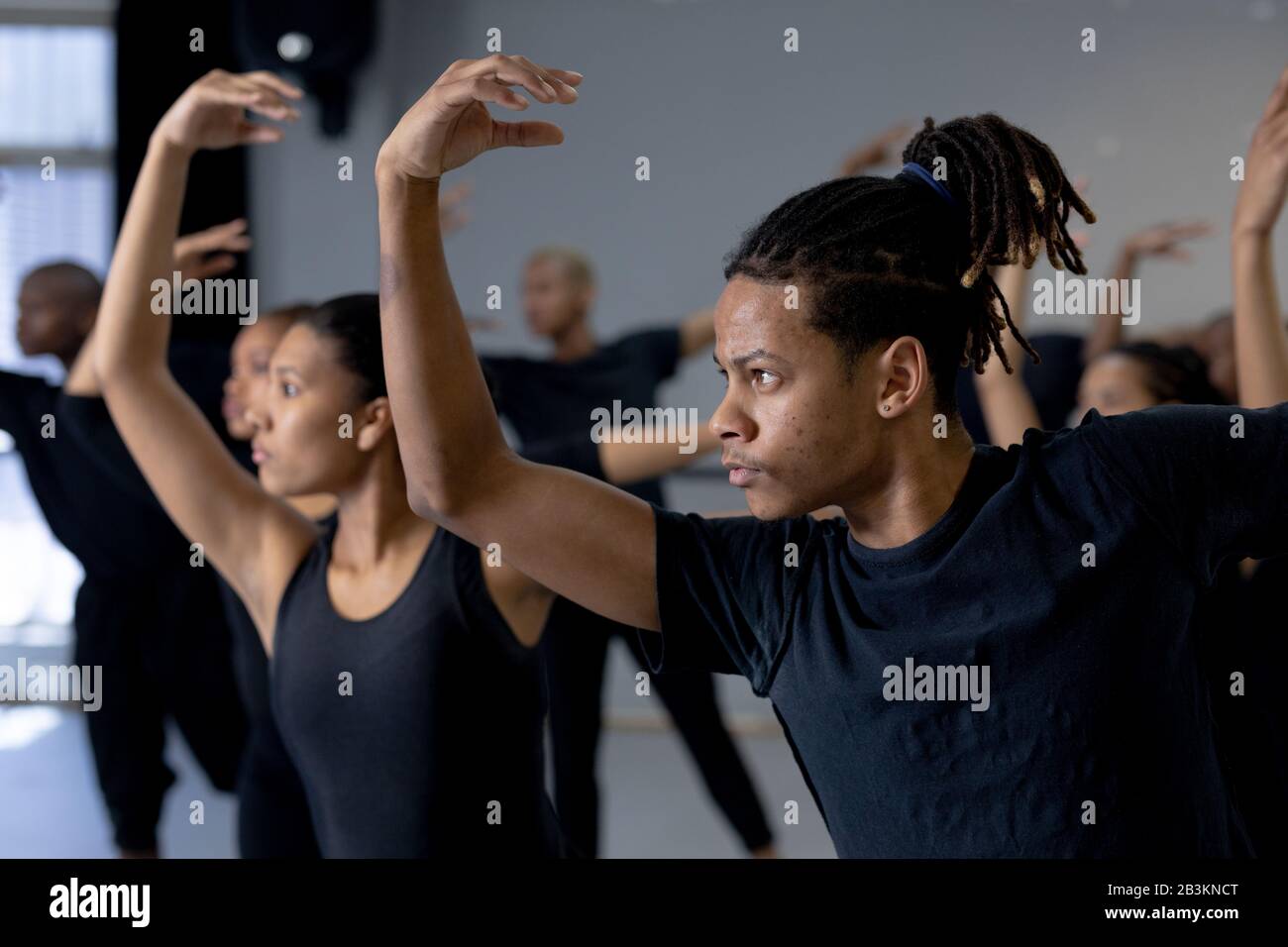 Danseuses modernes mixtes pratiquant la routine de danse dans un studio Banque D'Images