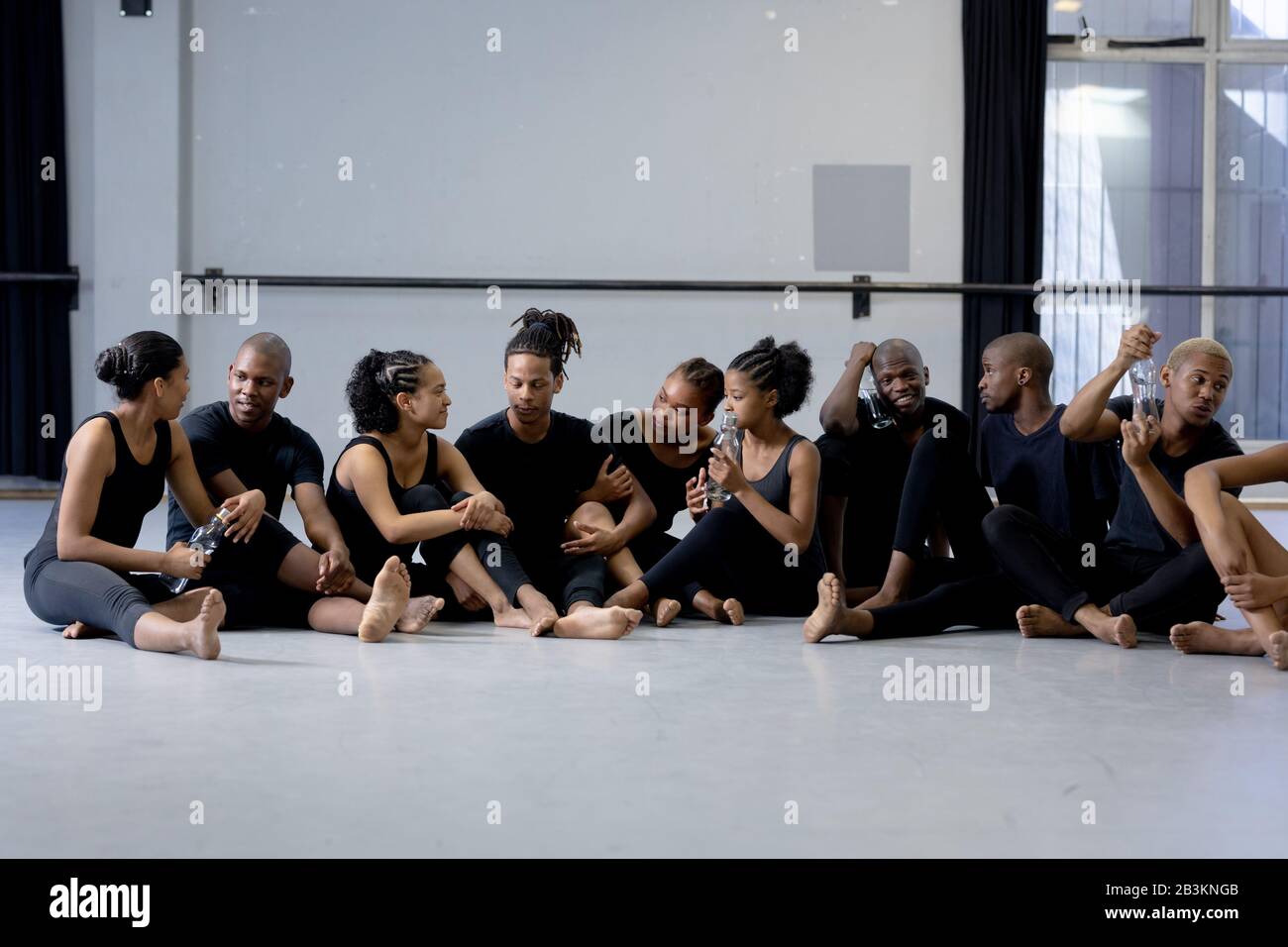 Groupe de danseurs modernes parlant ensemble dans un studio Banque D'Images