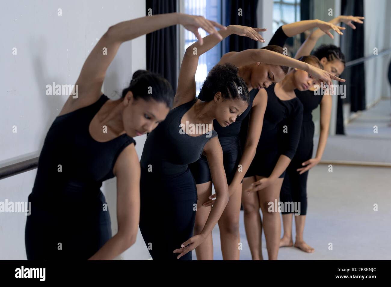 Groupe de danseuses féminines pratiquant une routine de danse dans un studio Banque D'Images