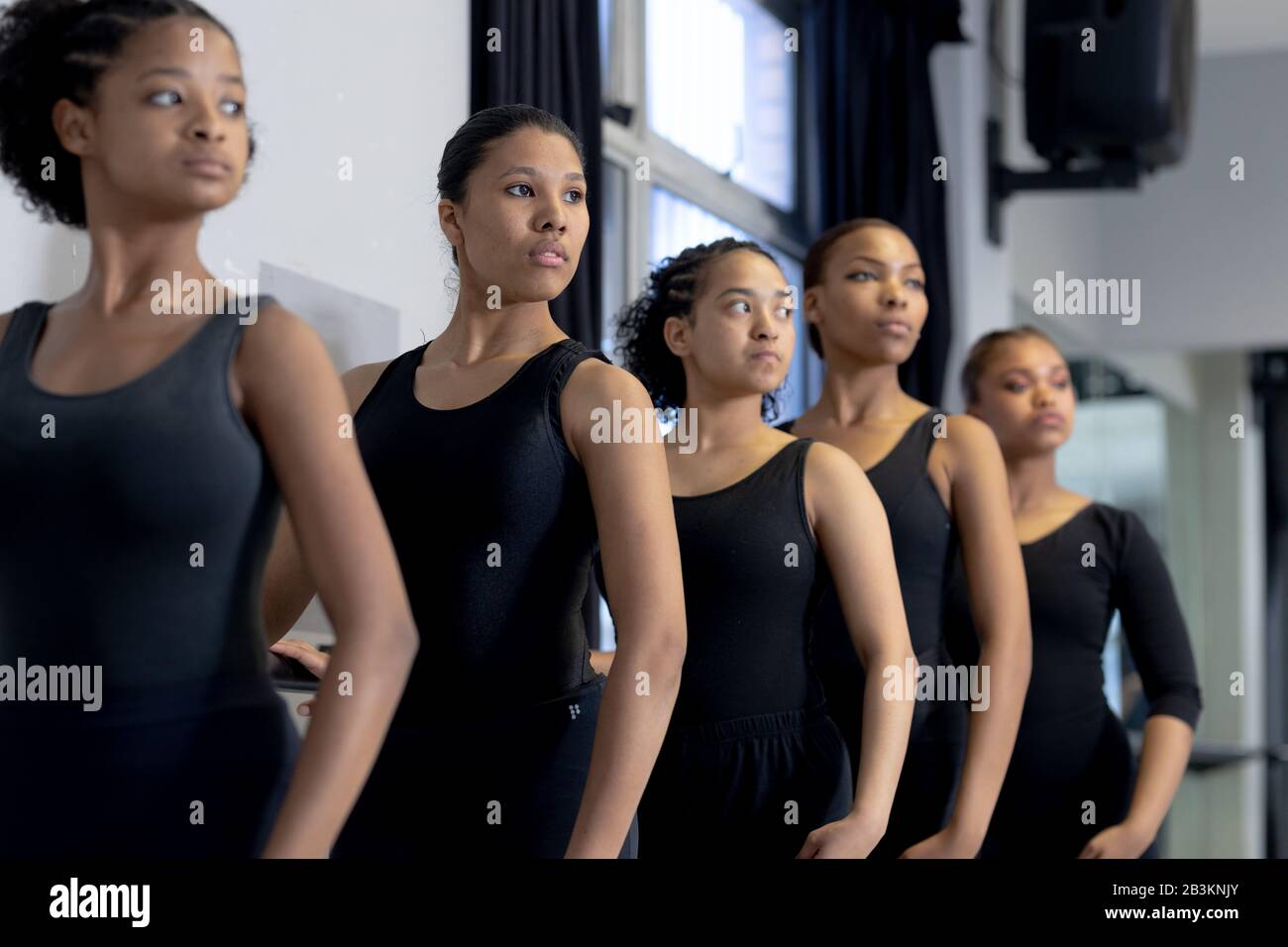 Groupe de danseuses féminines pratiquant une routine de danse dans un studio Banque D'Images