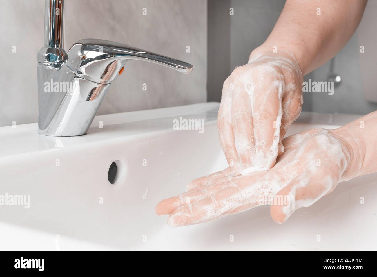 Techniques efficaces de lavage des mains : frottez la paume avec les bouts des doigts d'une autre main. Le lavage des mains est très important pour éviter le risque de contagion de coron Banque D'Images