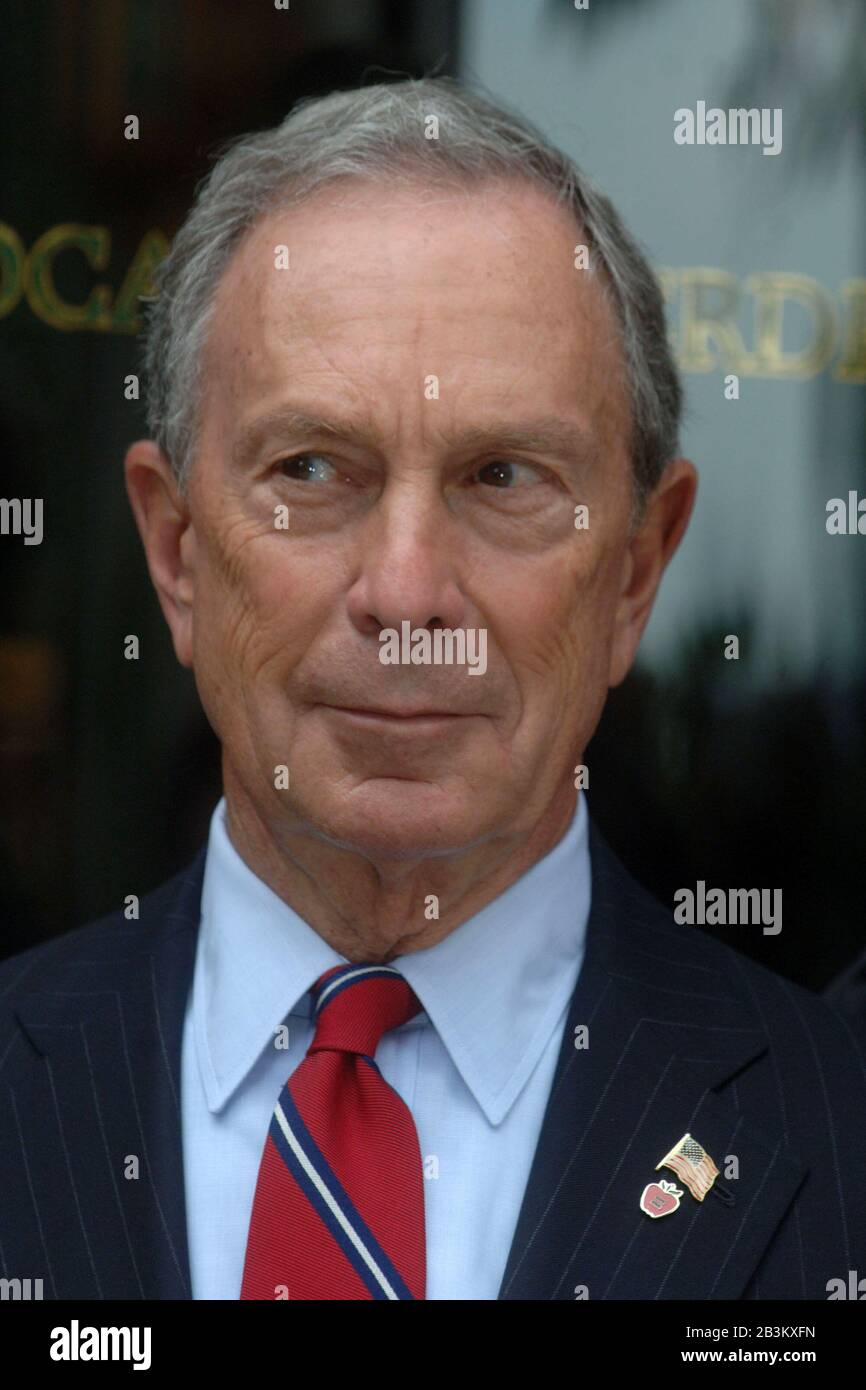 New YORK - 24 JUIN : (L-R) l'acteur Robert de Niro, le maire de New York Michael R. Bloomberg et le président du Mémorial du 11 septembre Joe Daniels assistent à la conférence de presse du programme De Signes du soutien commémoratif du 11 septembre à Locanda Verde le 24 juin 2010 à New York personnes : Michael Bloomberg Banque D'Images