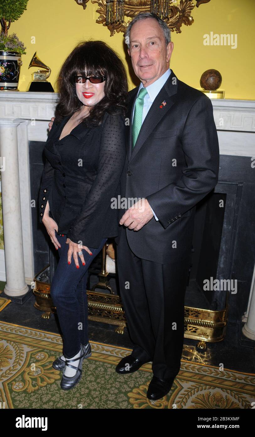 New YORK, NY - 20 JANVIER : les chanteurs Cyndi Lauper et Ronnie Spector assistent à la réception du candidat au Chapitre de New York GRAMMY organisée par le maire Michael Bloomberg à Gracie Mansion le 20 janvier 2011 à New York Personnes: Phil Ramone_Michael Bloomberg Banque D'Images
