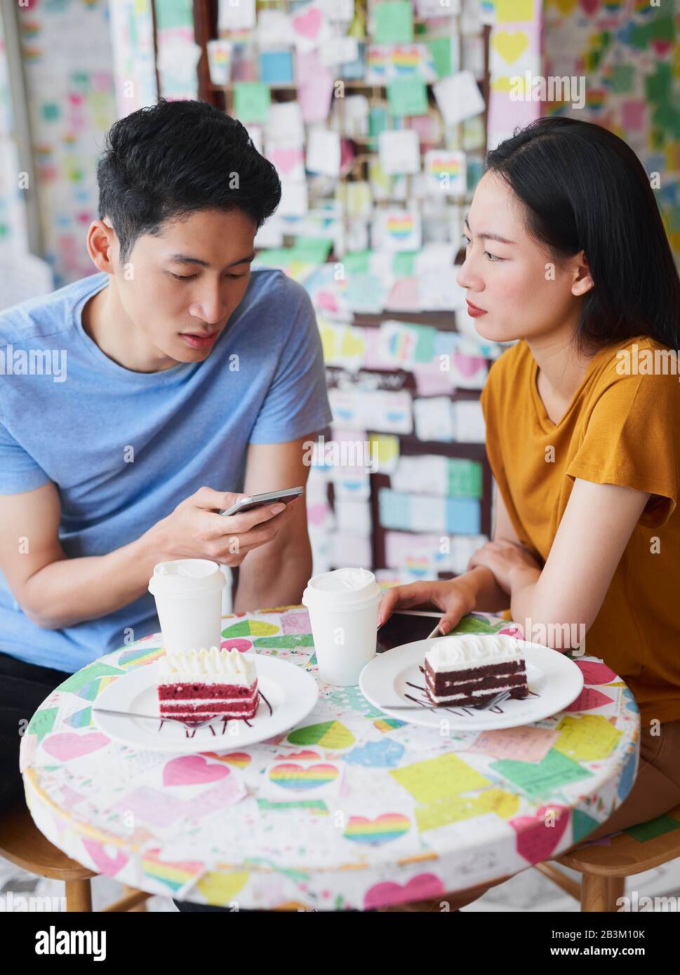 Man using cell phone sur rencontre avec petite amie Banque D'Images