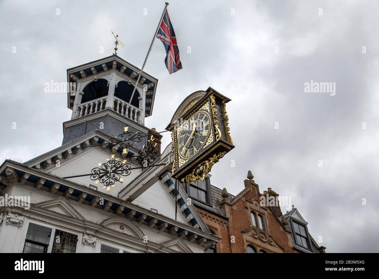 Un drapeau de l'Union vole au-dessus de l'historique Guildford Guildhall avec sa célèbre horloge ornée. Banque D'Images