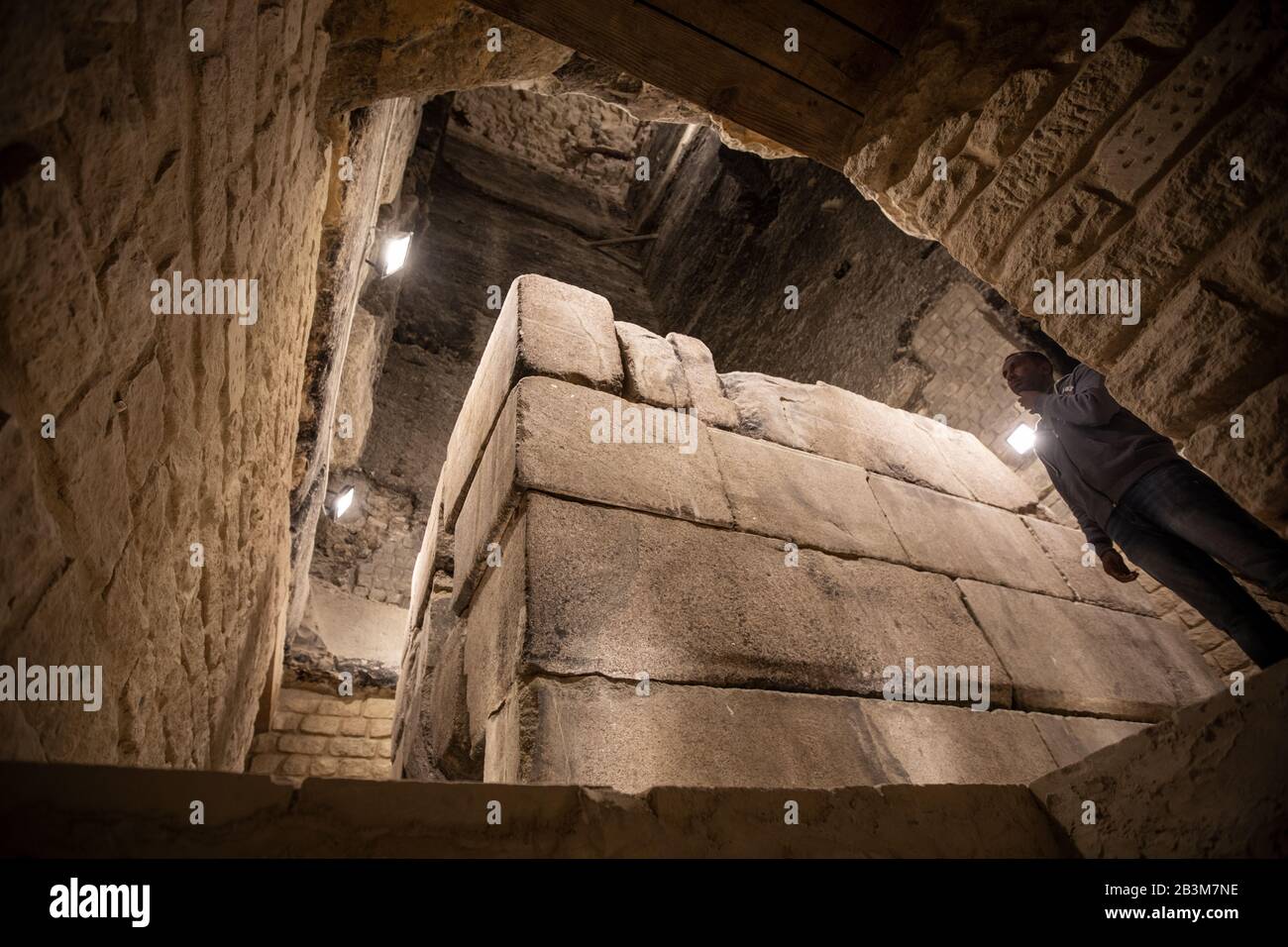 Saqqara, Egypte. 05 mars 2020. Un gardien se tient à côté d'un sarcophage dans la Pyramide de Djoser à Saqqara, au Caire. Aussi connu comme la Pyramide de pas, la première structure en pierre du monde cru rouvert de nouveau pour les touristes après presque 20 ans de rénovation. La Pyramide de Djoser a été construite pendant la troisième dynastie au 27ème siècle avant Jésus-Christ pour l'enterrement de Pharaon Djoser. L'accès pour les touristes sera encore limité en raison de l'espace confiné avec environ 45 visiteurs par jour. Crédit: Oliver Weiken/Dpa/Alay Live News Banque D'Images