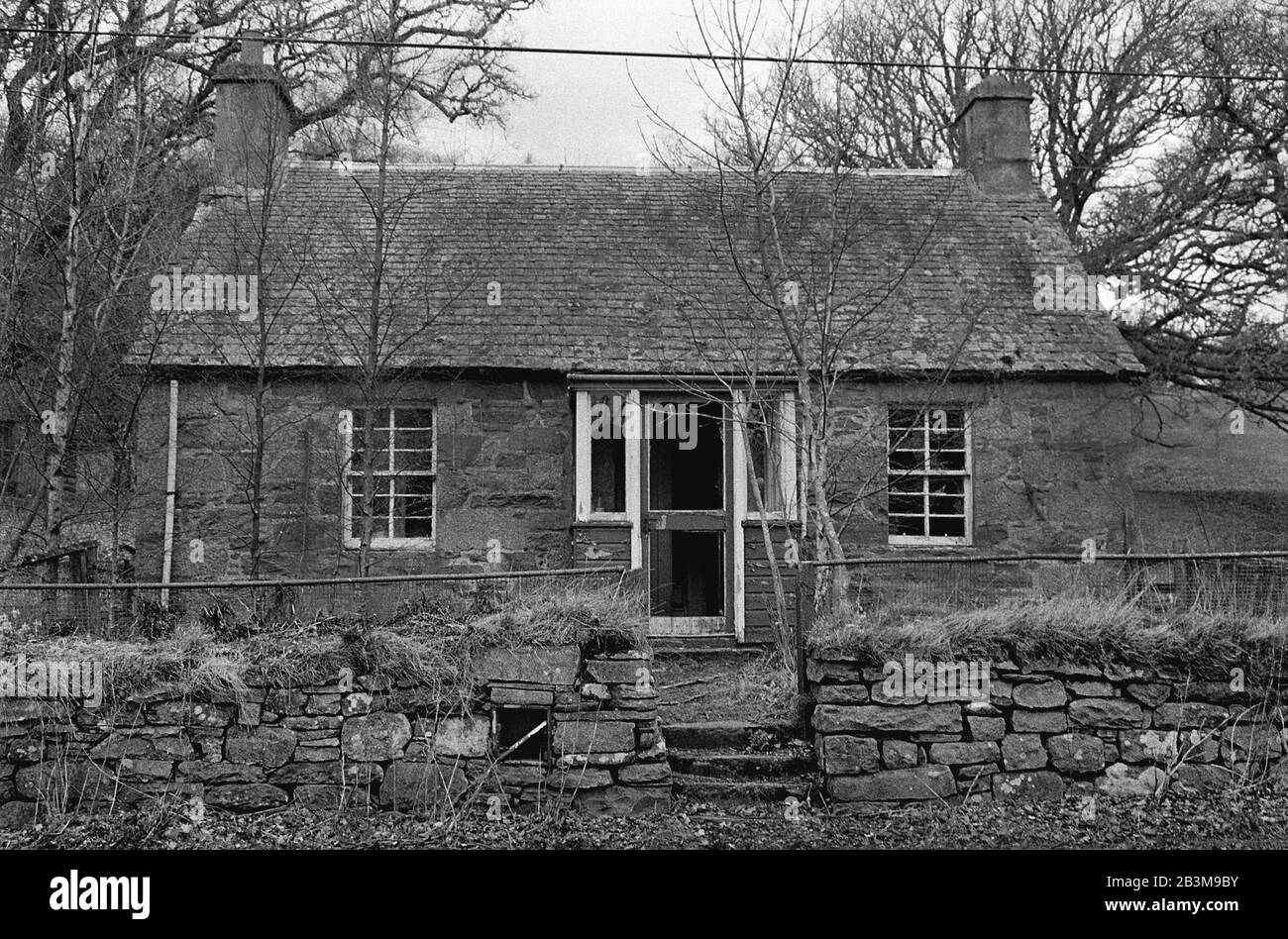 Un cottage abandonné en Écosse rurale. Cela a été pris entre 2005-2006 sur le film photographique. Banque D'Images