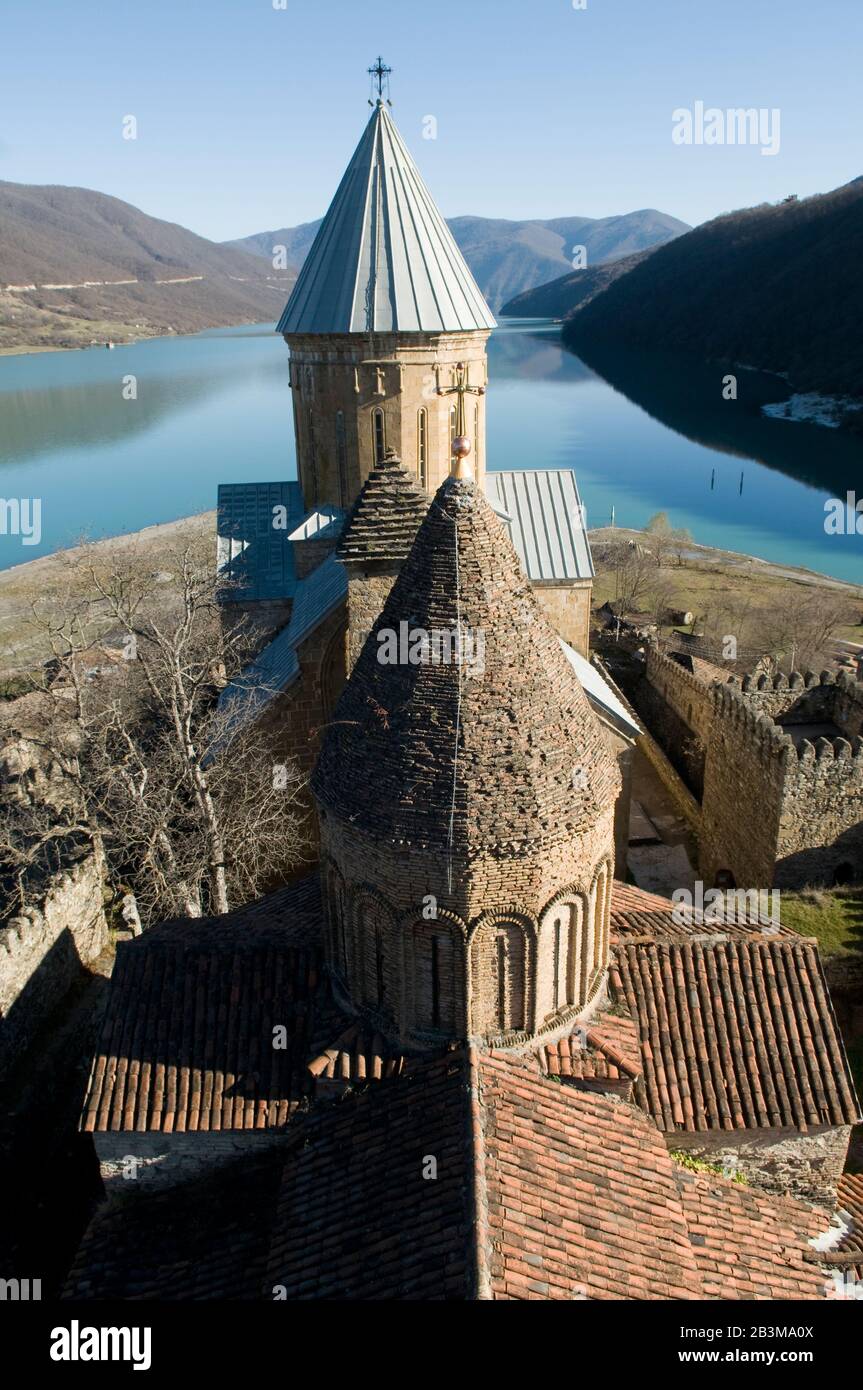 Ananuri est un complexe de château situé dans le réservoir de Zhinvalii, en Géorgie. Le château est situé contre la branche des montagnes du Caucase. Banque D'Images