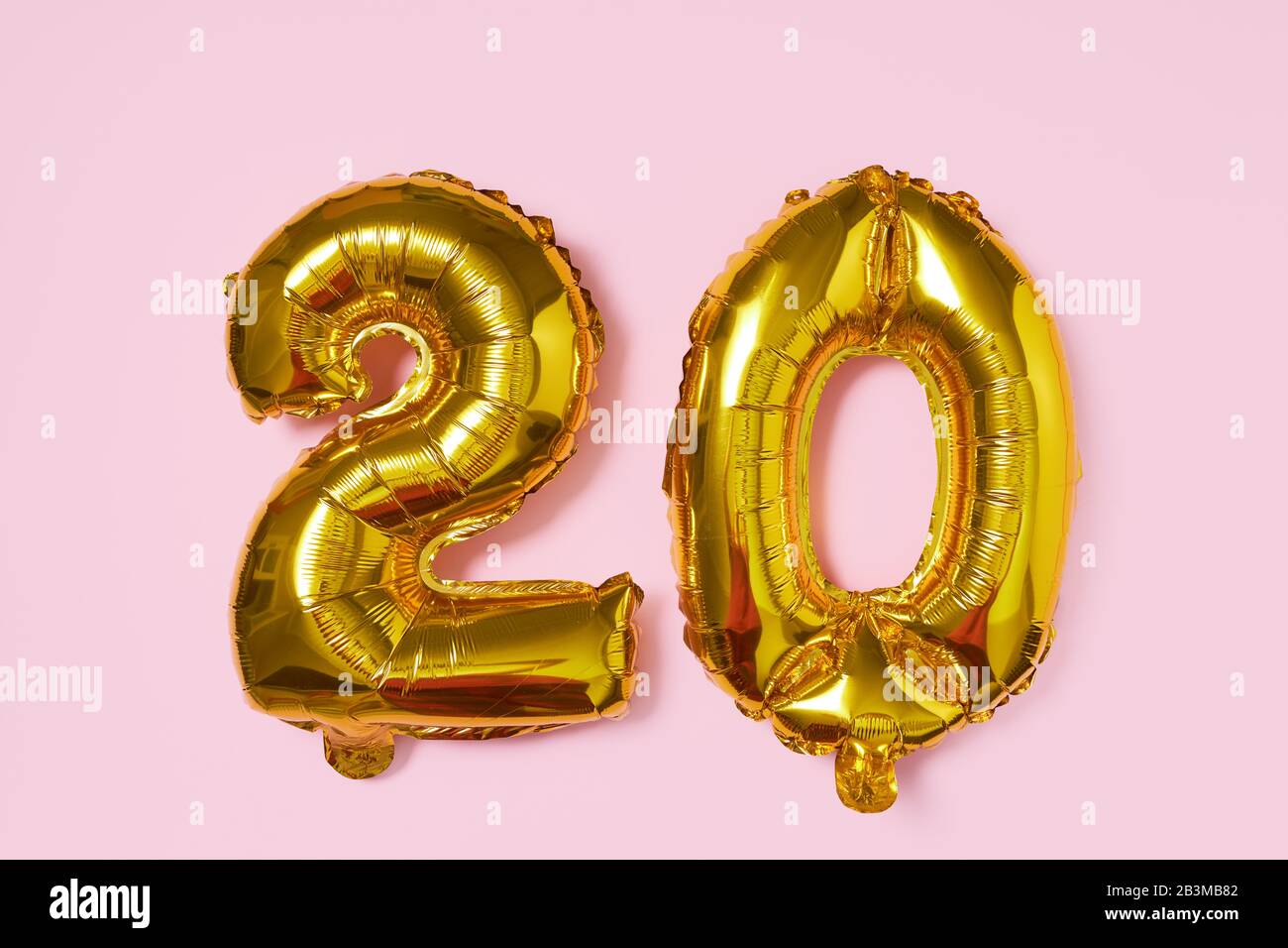 Ballon en feuille d'or en forme de nombres 20 sur fond rose. Concept de  remboursement ou de vente Photo Stock - Alamy