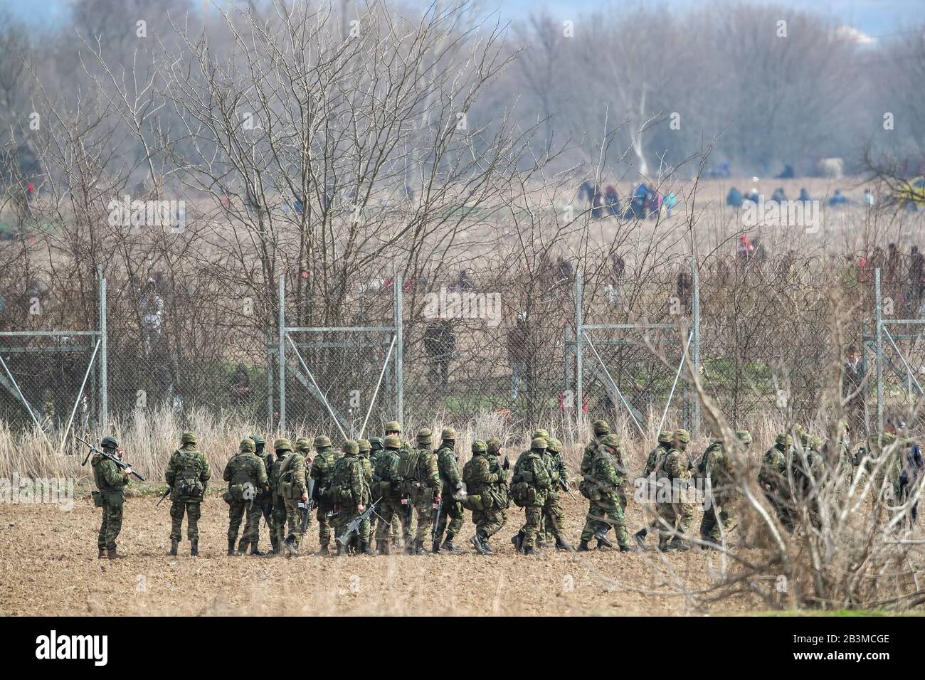 Kastanies, Evros, Grèce - 2 mars 2020: La police grecque et les soldats devant une clôture essayant de dissuader les migrants lorsqu'ils tentent d'entrer en Grèce Banque D'Images