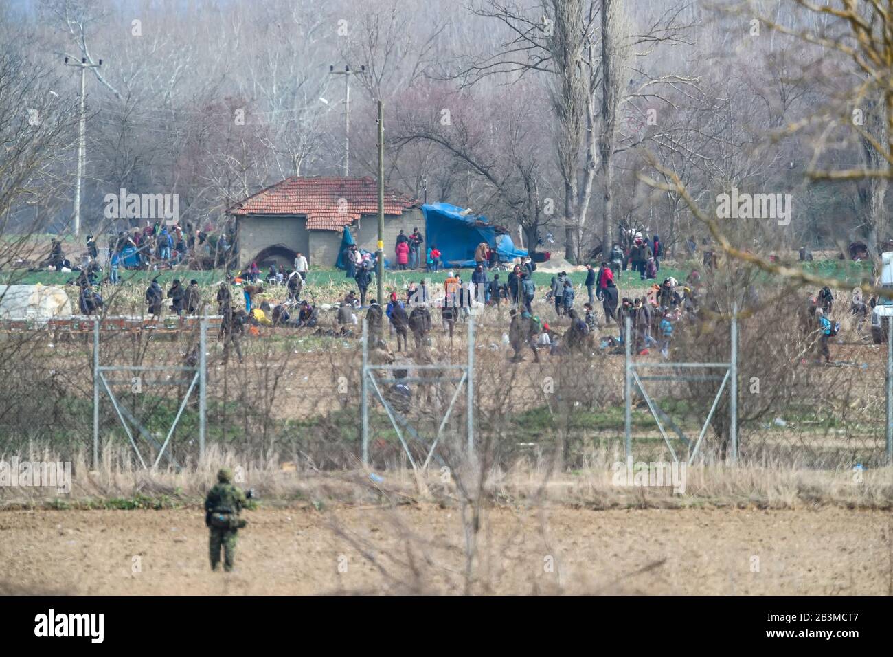 Kastanies, Evros, Grèce - 2 mars 2020: La police grecque et les soldats devant une clôture essayant de dissuader les migrants lorsqu'ils tentent d'entrer en Grèce Banque D'Images