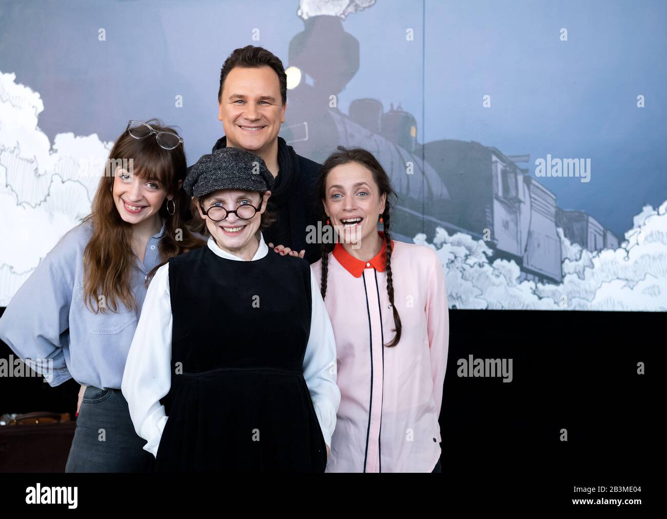 Berlin, Allemagne. 05 mars 2020. Les actrices Nellie Thalbach (l-r), Katharina Thalbach et Anna Thalbach se présentent avec le designer Guido Maria Kretschmer (2ème de droite) à la conférence de presse pour la pièce "Murder sur l'Orient Express". L'actrice Katharina Thalbach met en scène l'histoire du crime par Agatha Christie, la créatrice Guido Maria Kretschmer crée les costumes. La première du Komödie am Kurfürstendamm au théâtre Schiller de Berlin est le 22 mars. Crédit: Bernd Von Jutrczenka/Dpa/Alay Live News Banque D'Images