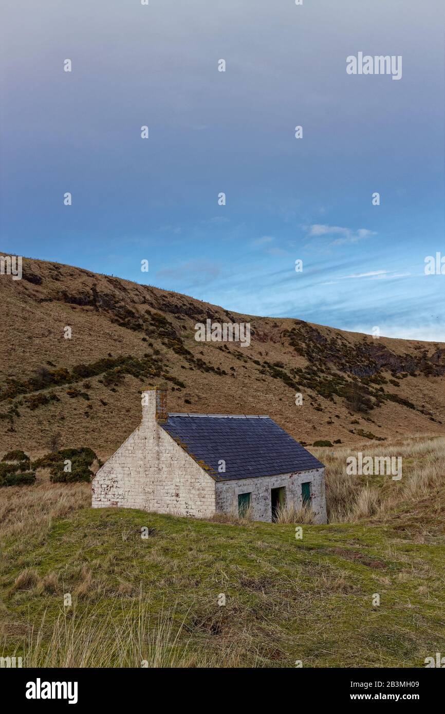 Un cottage abandonné Pour Les Pêcheurs, situé à St Cyrus, à l'abri des éléments des dunes couvertes d'herbe. Banque D'Images