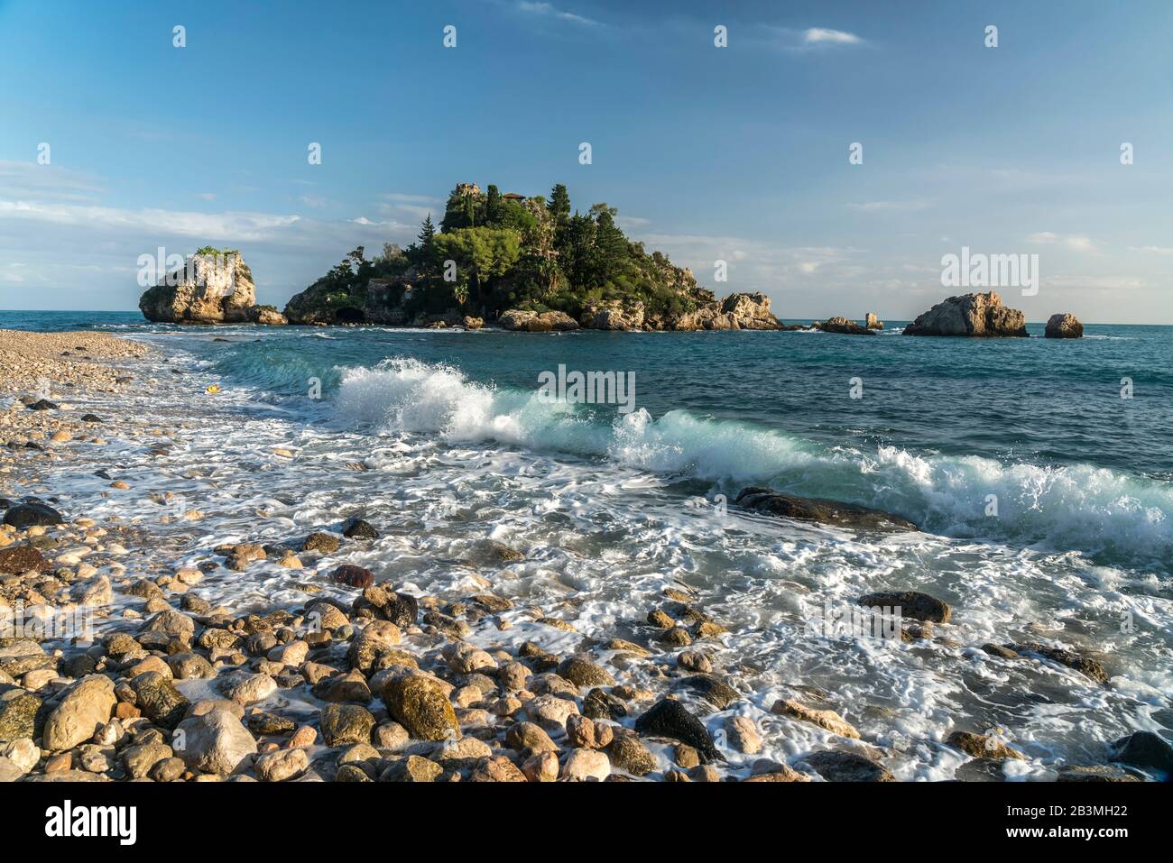 Strand von Mazzaro und die kleine Insel Isola Bella, Taormine, Sizilien, Italie, Europa | plage de Mazzaro et la petite île d'Isola Bella, à Sallmi Banque D'Images