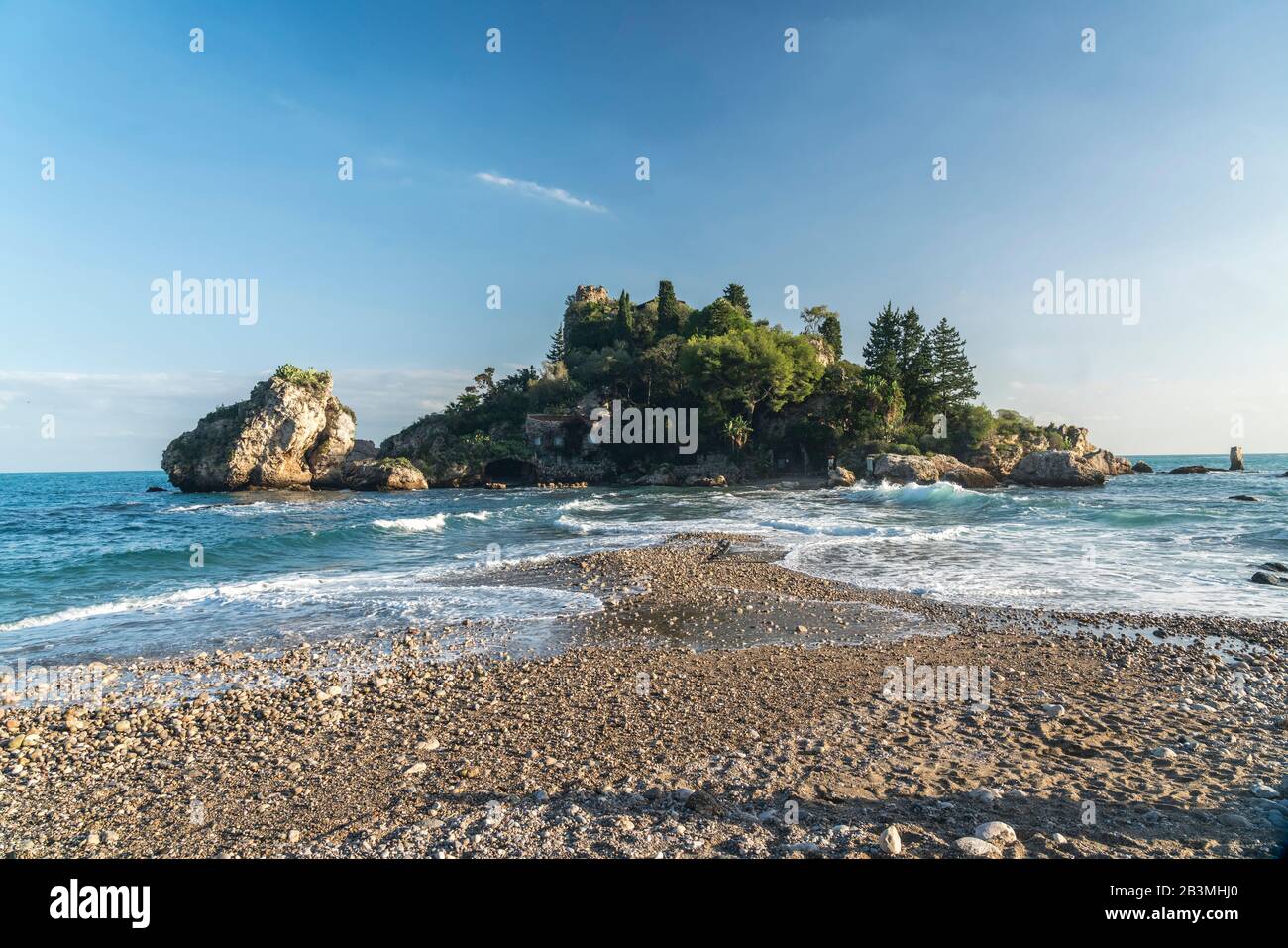 Strand von Mazzaro und die kleine Insel Isola Bella, Taormine, Sizilien, Italie, Europa | plage de Mazzaro et la petite île d'Isola Bella, à Sallmi Banque D'Images