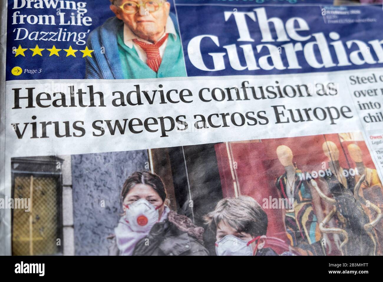 Le journal de première page The Guardian titre coronavirus covid 19 épidémie 'la confusion des conseils de santé à mesure que le virus balaie à travers l'Europe' Londres Angleterre Royaume-Uni Banque D'Images