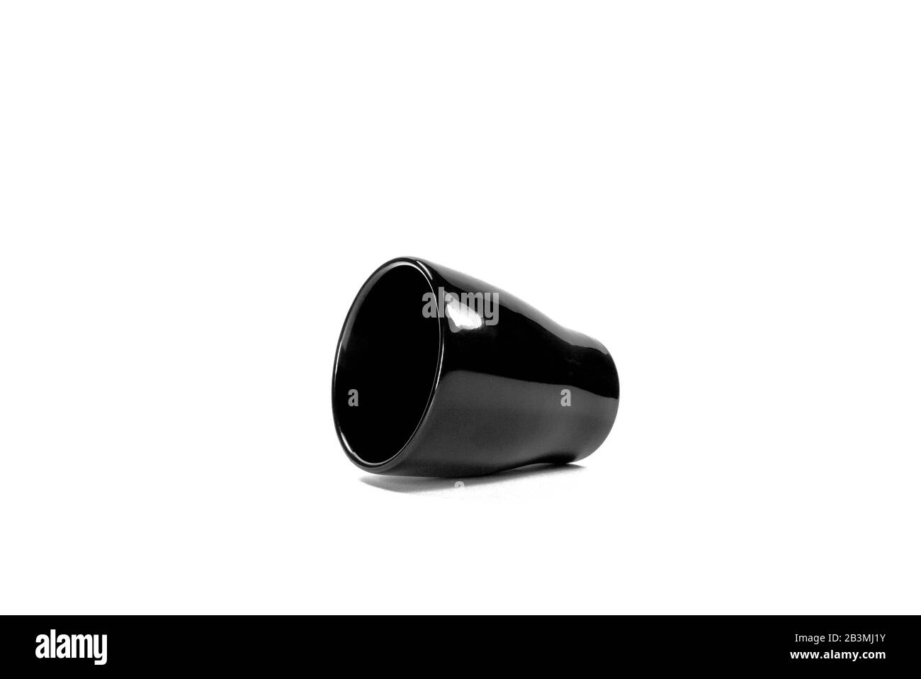 petit vase de couleur noire sur fond entièrement blanc Banque D'Images