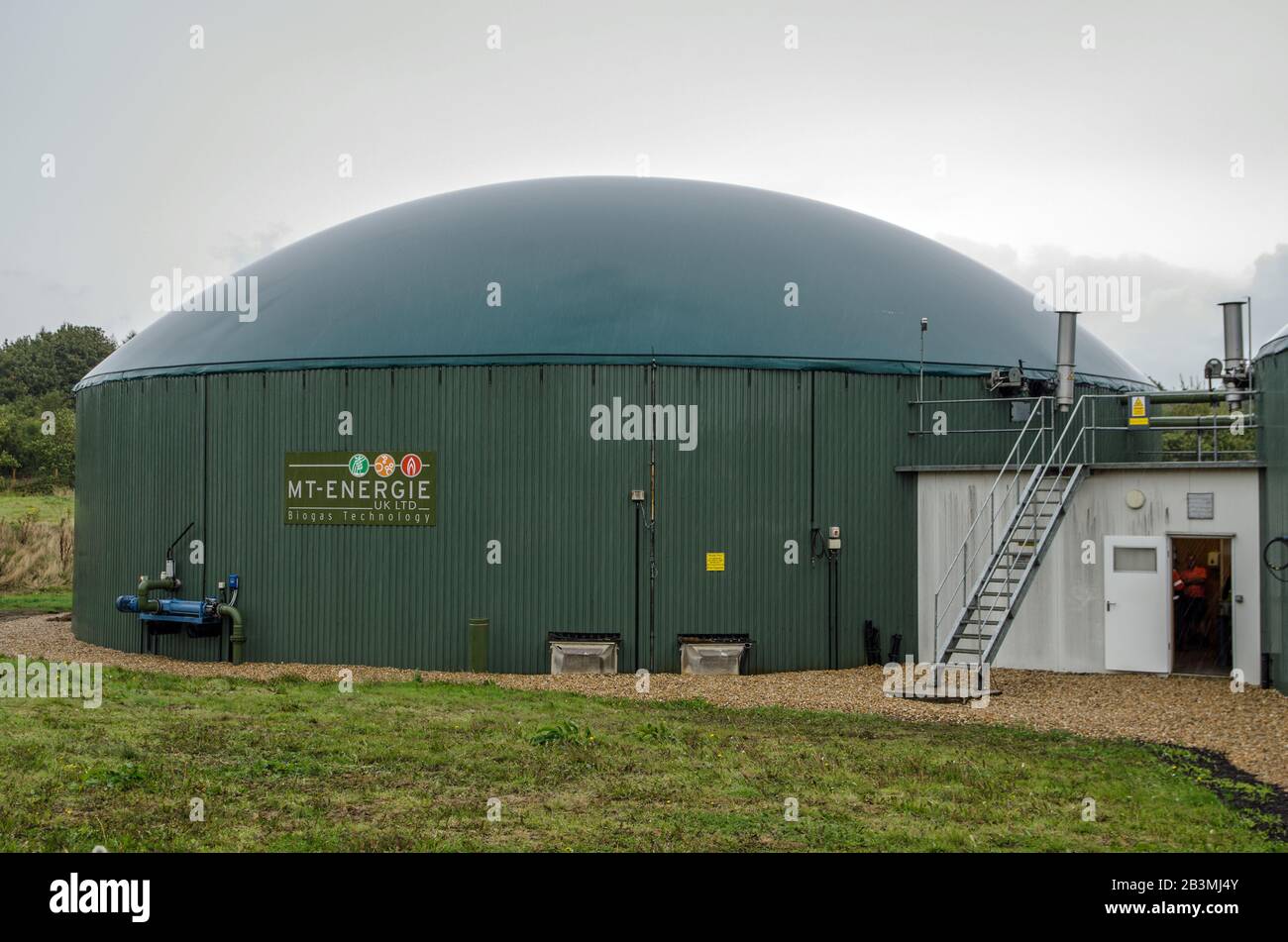 Basingstoke, Royaume-Uni - 23 septembre 2019 : l'un des grands digesteurs qui convertissent les déchets alimentaires en énergie à la centrale Herriard Bio Power le jour des pluies i Banque D'Images