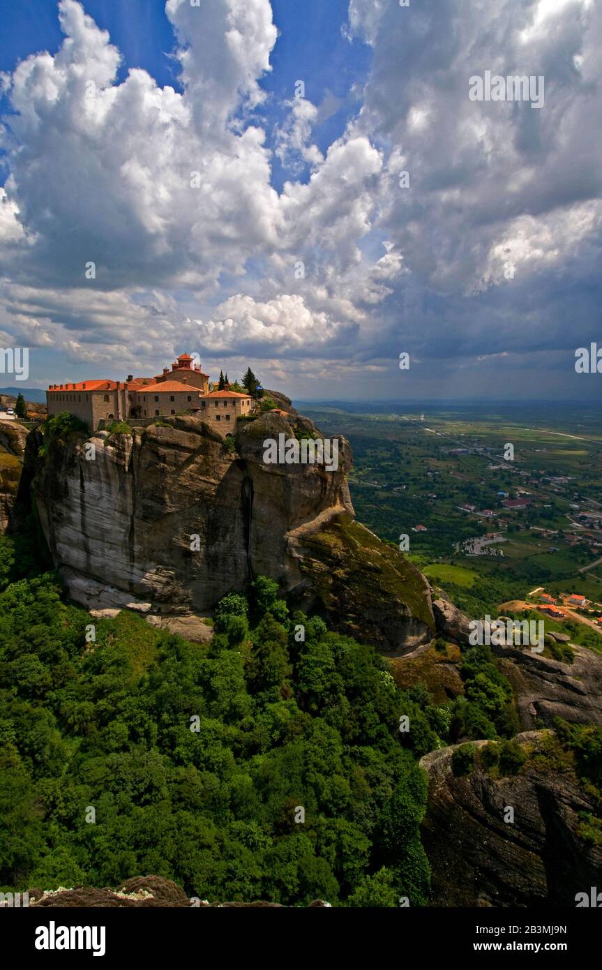 Le monastère Saint de Saint-Étienne est l'un des piliers rocheux de Meteora en Grèce. C'est une bonne combinaison d'architecture ancienne et de paysage riche. Banque D'Images