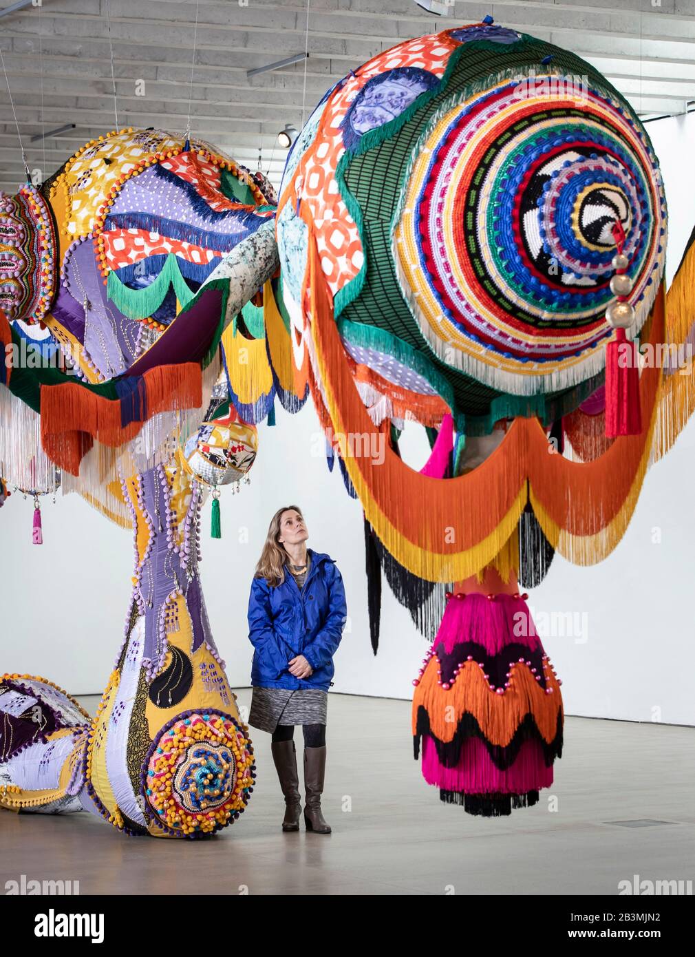 Rachel Jarvis, employée de la galerie, voit une œuvre intitulée Valkyrie Marina Rinaldi, 2014, par l'artiste Joana Vasconcelos, qui fait partie de sa plus grande exposition britannique à ce jour, Au-Delà, au Yorkshire Sculpture Park. Banque D'Images