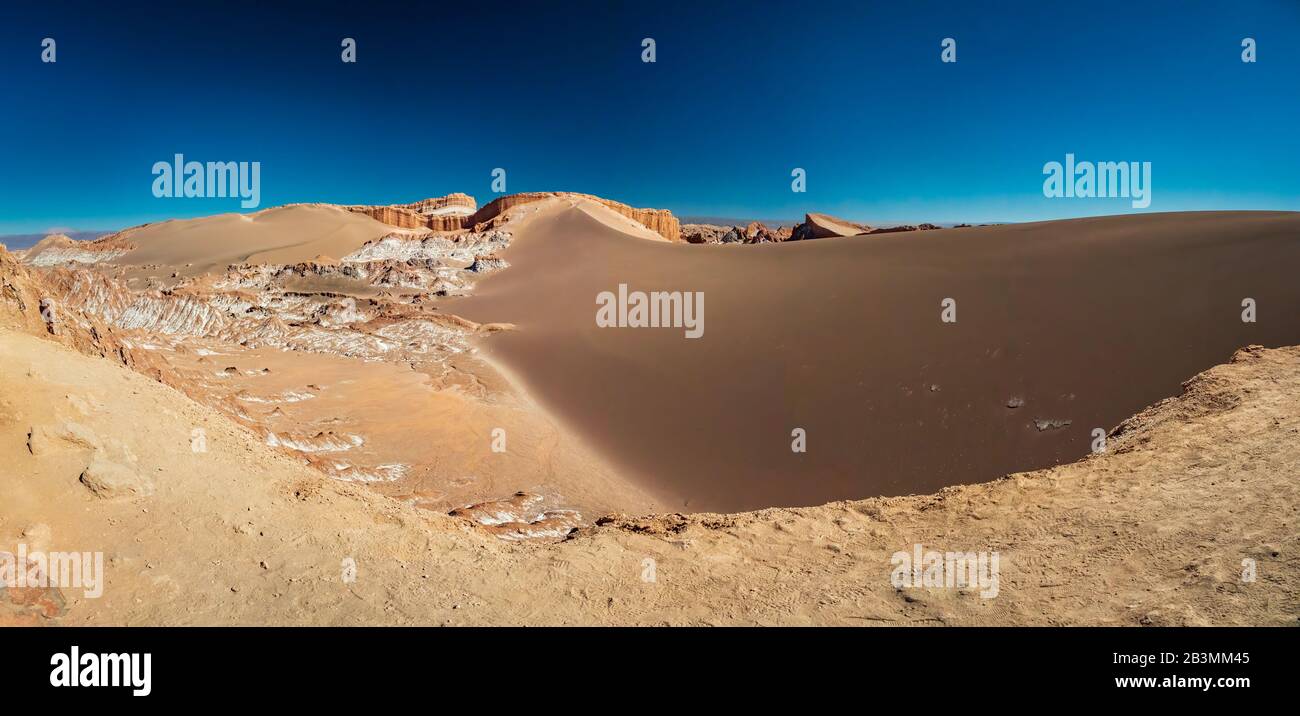 Grand panorama d'une immense dune dans la vallée de la Lune Banque D'Images