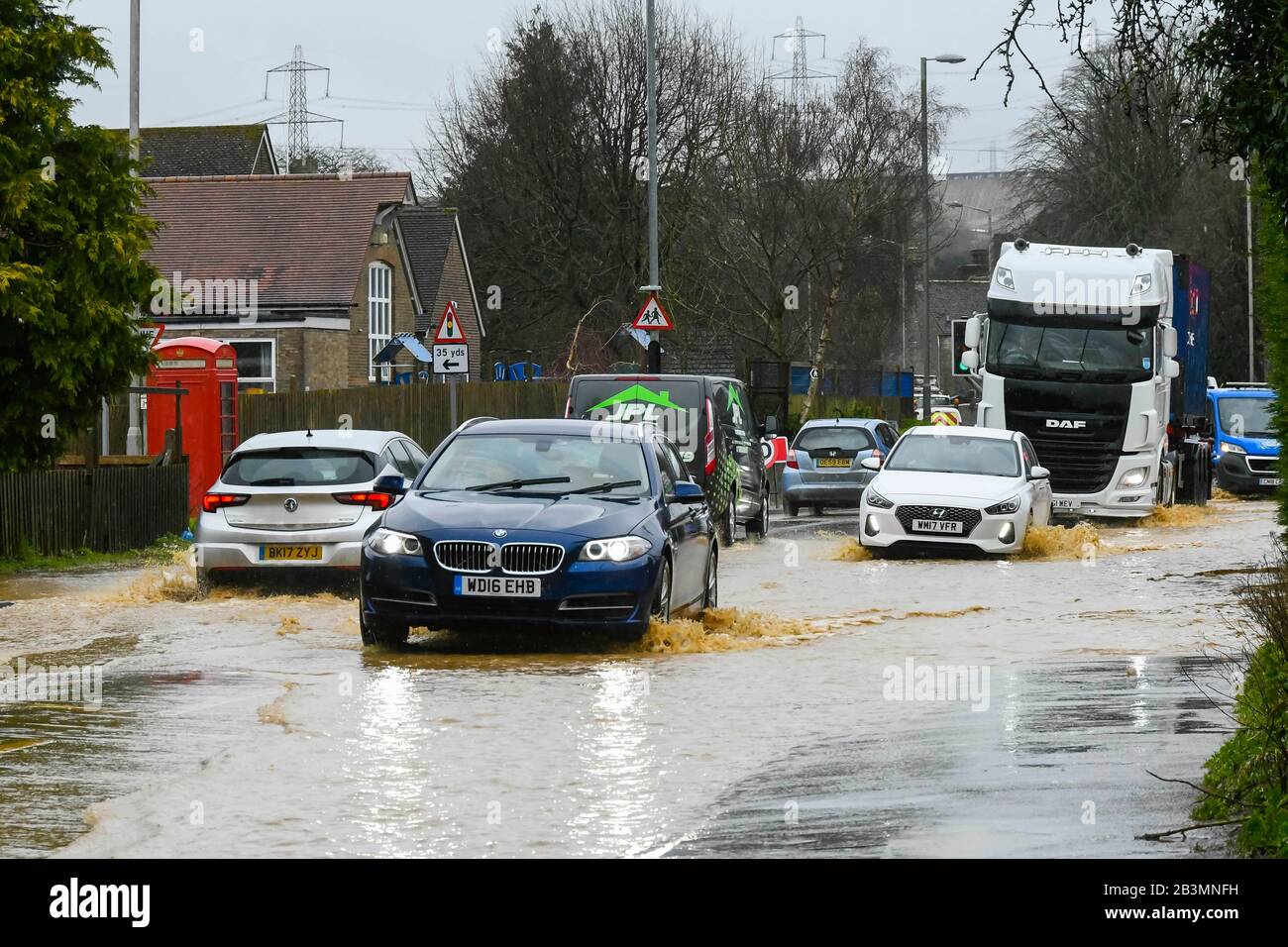 Winterbourne Abbas, Dorset, Royaume-Uni. 5 mars 2020. Météo britannique. Les véhicules traversent le jet d'eau sur l'A35 à Winterbourne Abbas près de Dorchester à Dorset après de fortes pluies ont provoqué les inondations le matin. Crédit Photo : Graham Hunt/Alay Live News Banque D'Images