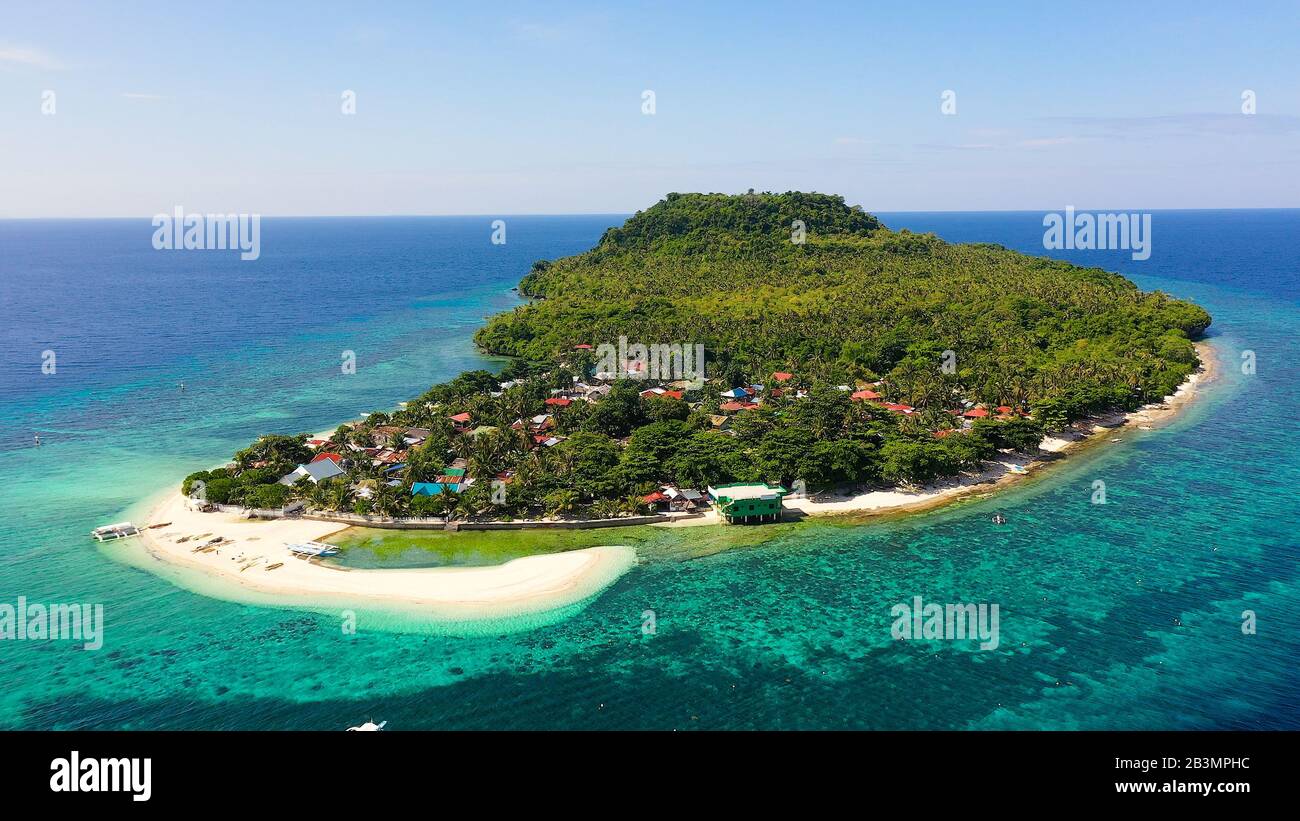 Île Himokilan, Île De Leyte, Philippines. Île tropicale avec un village et une plage blanche. Île tropicale avec une plage de sable blanc, vue de dessus. Banque D'Images