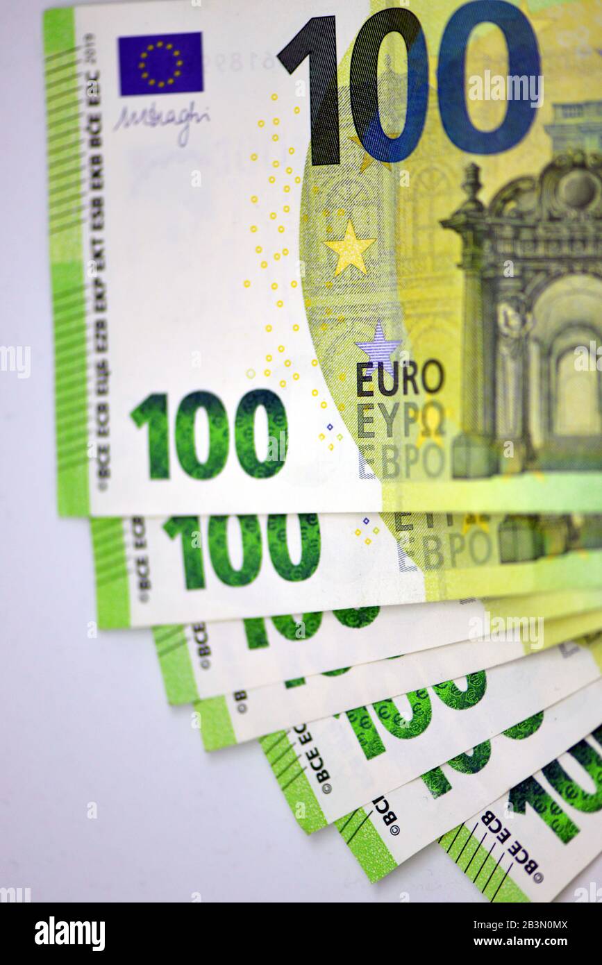 plein ensemble de billets de banque de euro isolé sur blanc