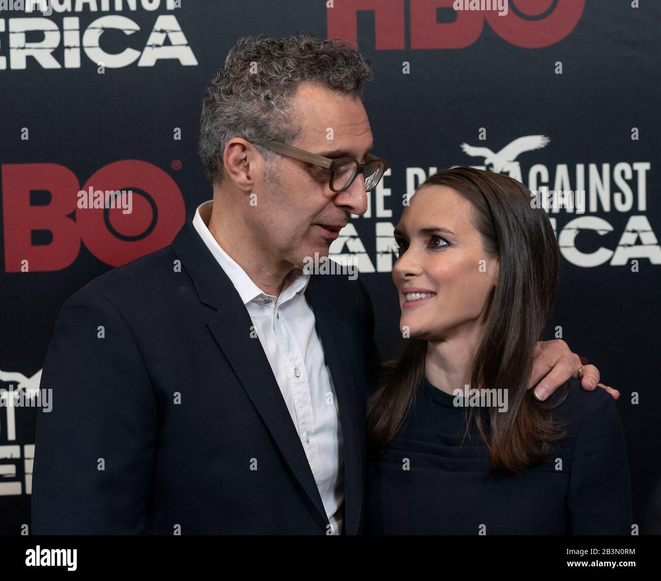 New York, États-Unis. 04 mars 2020. John Turturro et Winona Ryder portent une robe de Dior assister à la première d'HBO 'The Plot Against America' à Florence Gould Hall (photo de Lév Radin/Pacific Press) crédit: Pacific Press Agency/Alay Live News Banque D'Images