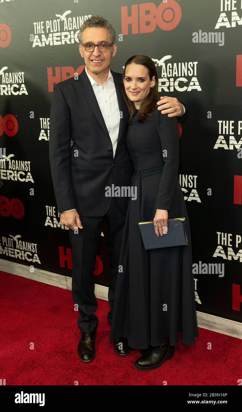 New York, États-Unis. 04 mars 2020. John Turturro et Winona Ryder portent une robe de Dior assister à la première d'HBO 'The Plot Against America' à Florence Gould Hall (photo de Lév Radin/Pacific Press) crédit: Pacific Press Agency/Alay Live News Banque D'Images