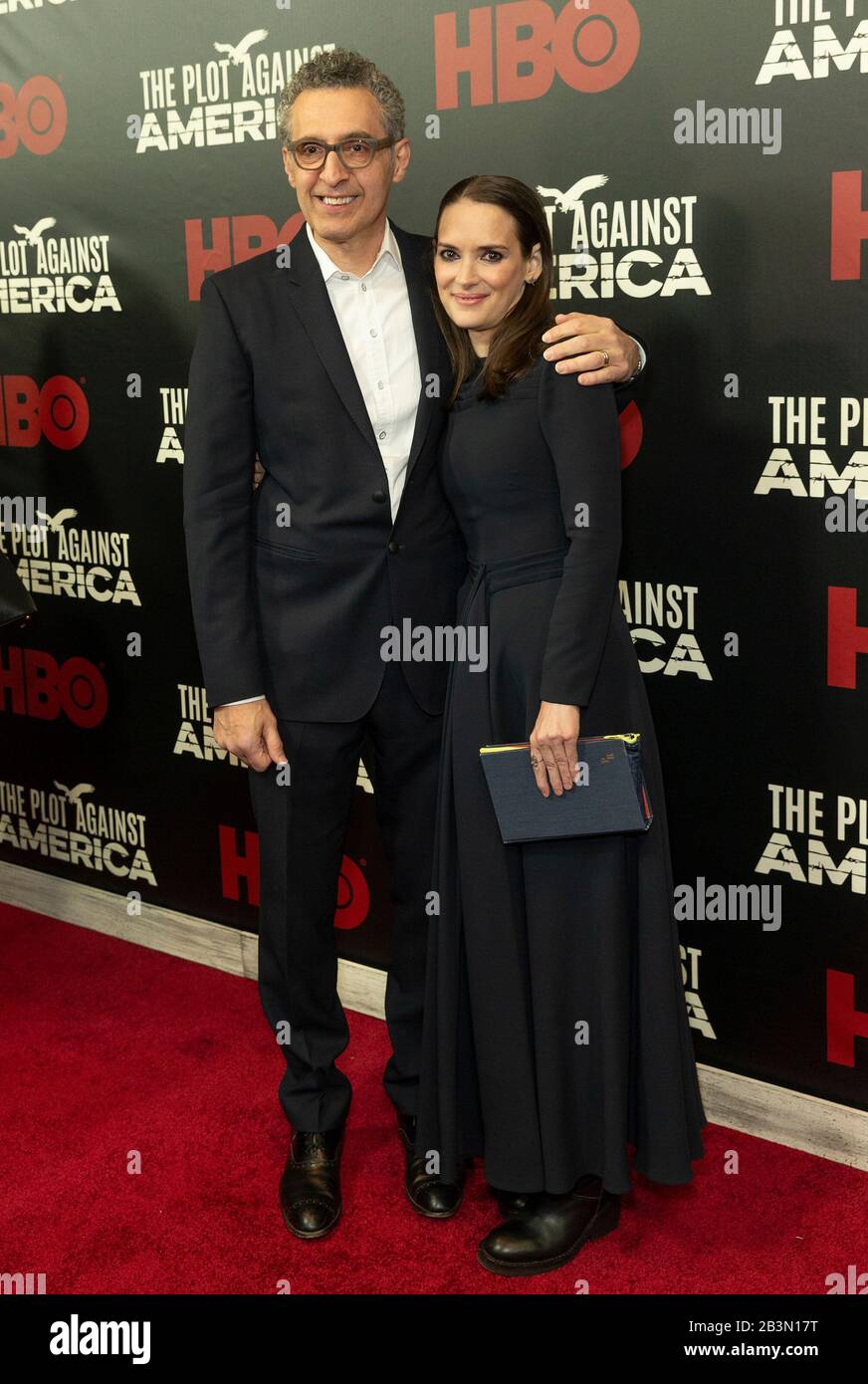 New York, États-Unis. 04 mars 2020. John Turturro et Winona Ryder portent une robe de Dior assister à la première d'HBO 'The Plot Against America' à Florence Gould Hall (photo de Lév Radin/Pacific Press) crédit: Pacific Press Agency/Alay Live News Banque D'Images