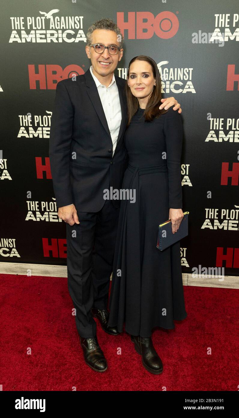 New York, États-Unis. 04 mars 2020. John Turturro et Winona Ryder portent une robe de Dior assister à la première d'HBO 'The Plot Against America' à Florence Gould Hall (photo de Lév Radin/Pacific Press) crédit: Pacific Press Agency/Alay Live News Banque D'Images