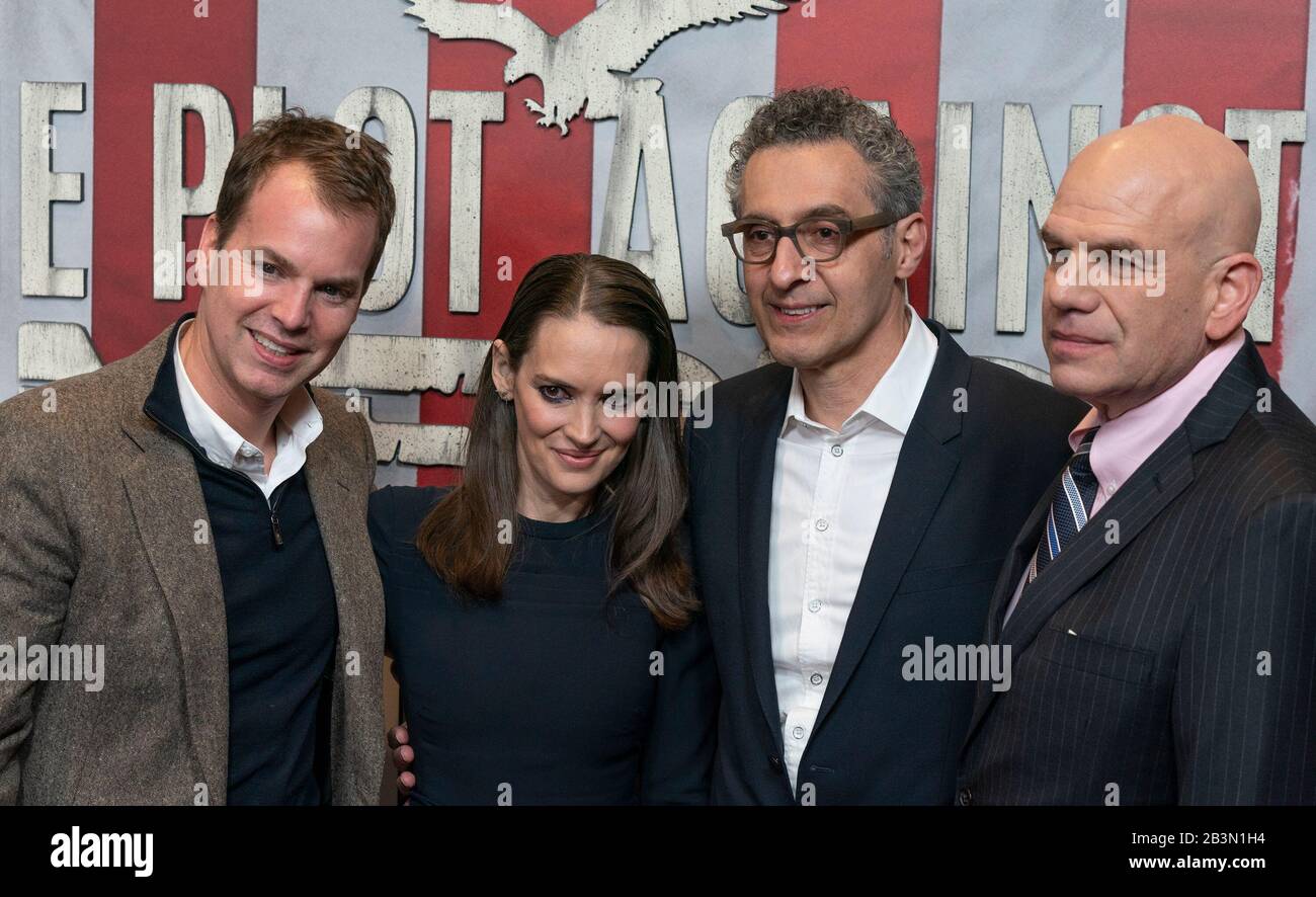 New York, États-Unis. 04 mars 2020. Casey Bloys, Winona Ryder, John Turturro, David Simon Assister À La Première De Hbo 'The Plot Against America' À Florence Gould Hall (Photo De Lév Radin/Pacific Press) Crédit: Pacific Press Agency/Alay Live News Banque D'Images