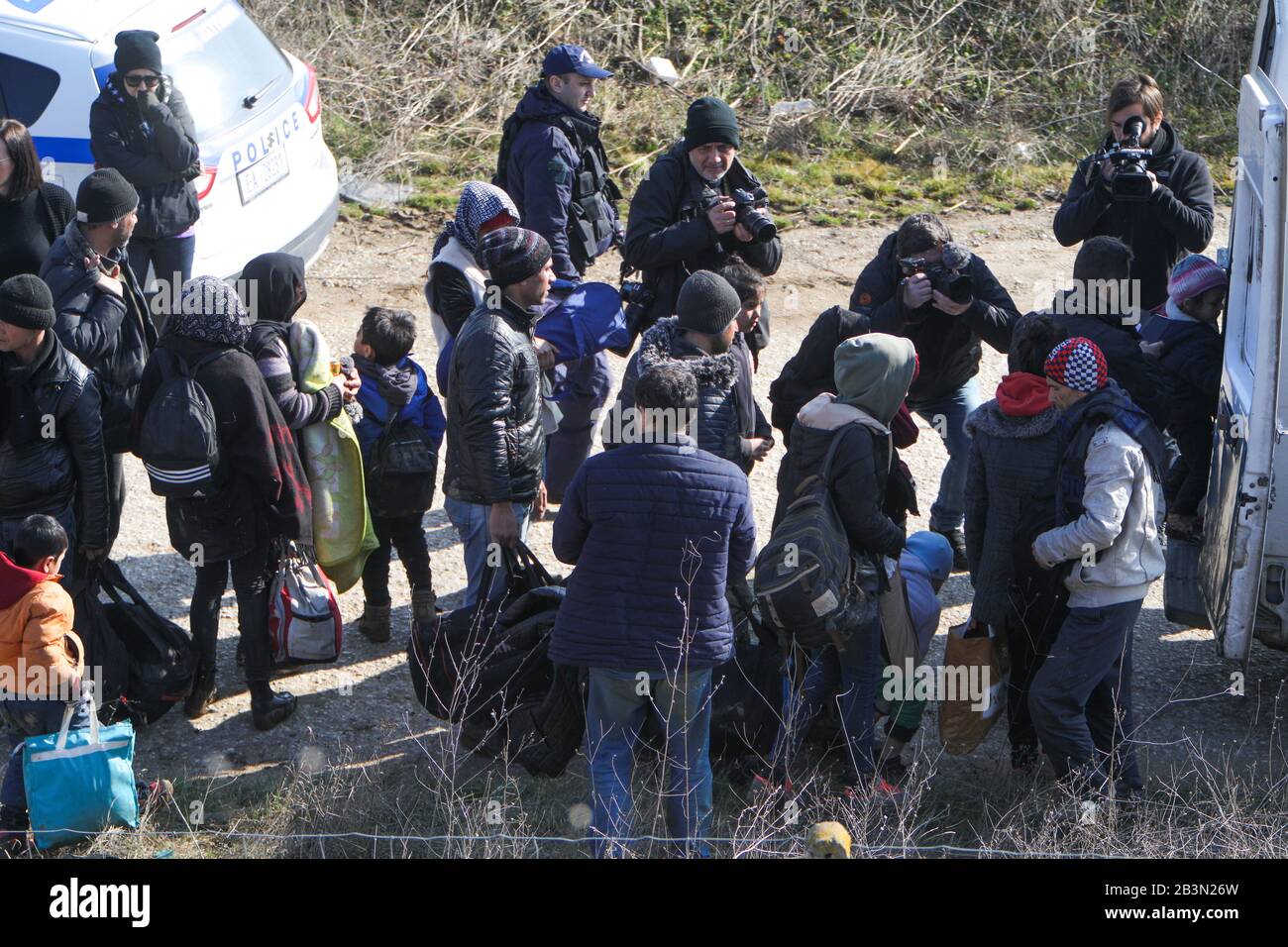 Kastanies, Evros, Grèce - 1 mars 2020: Des policiers grecs ont arrêté des migrants qui sont passés de la Grèce à la Turquie, près du passage frontalier de Kastani Banque D'Images