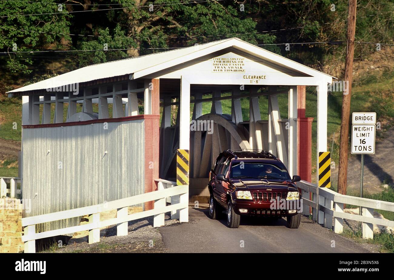 Jeep Grand Cherokee traversant le pont couvert à Schellsburg, Pennsylvanie, États-Unis Banque D'Images