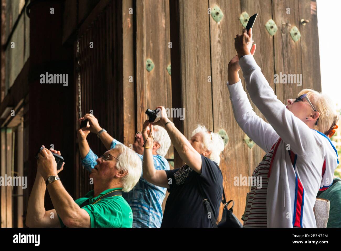 Visiteurs à la porte d'entrée de lui Daibutsu-den, une partie du temple de Todai-ji, regardant vers le Grand Bouddha, (Daibutsu), le plus grand bronze du Japon Banque D'Images