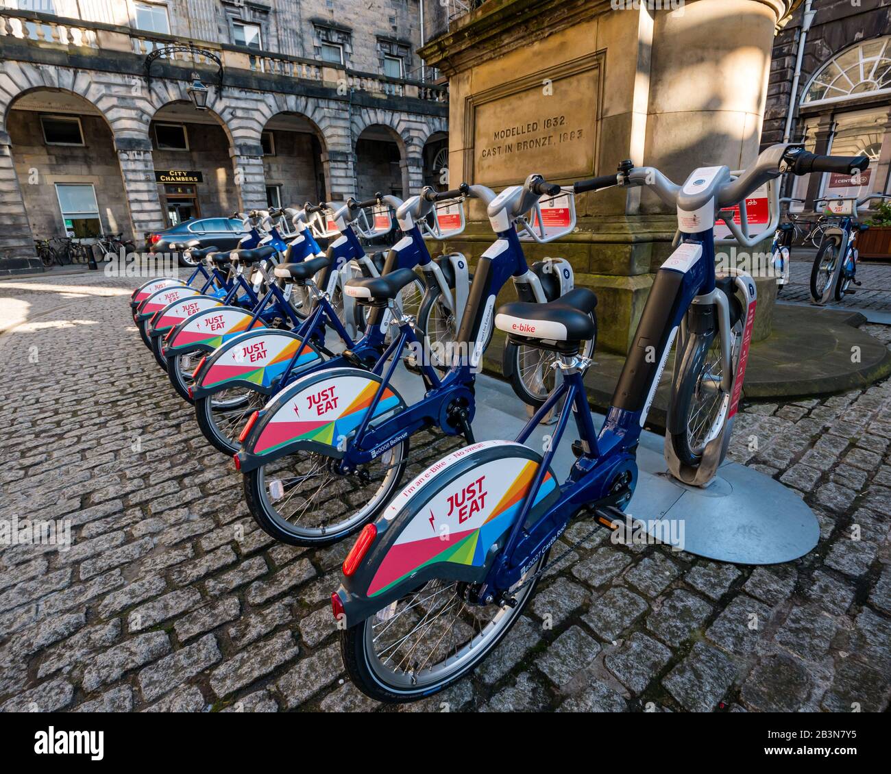 Lancement de nouvelles motos électriques en Mangeant Simplement Des Cycles avec des vélos dans le stand de stationnement, City Chambers, Royal Mile, Edimbourg, Ecosse, Royaume-Uni Banque D'Images